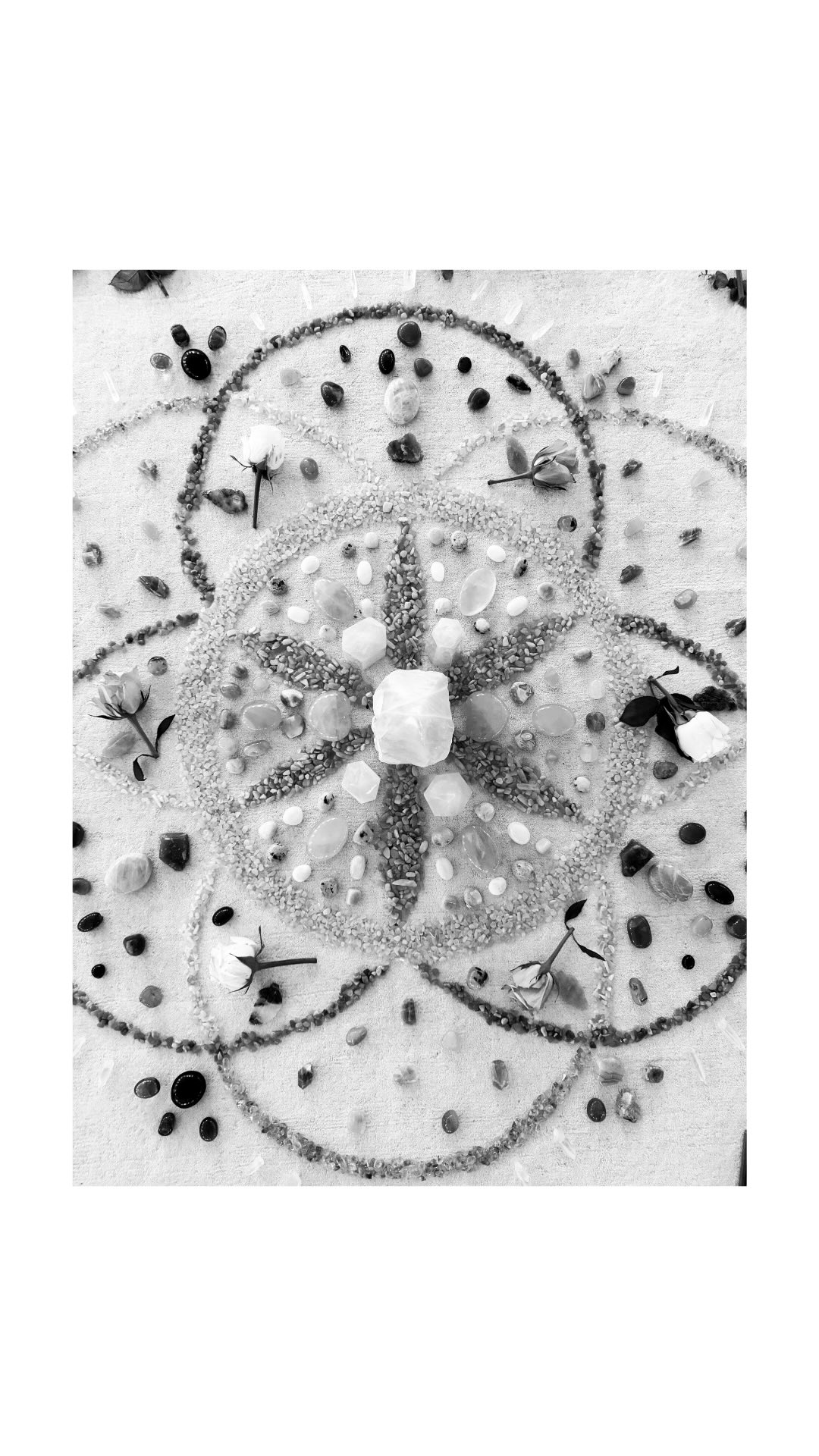 ✨ Au centre de la pièce, certains verront un cercle. D’autres un mandala.
Ou une bien jolie composition de fleurs et de cristaux.
Chacun y posera son regard… et son propre langage.
Certains s’en remettront aux propriétés des cristaux. D’autres à leur beauté et leurs couleurs.
Les uns y verront un symbole.
Les autres un tableau. Ou un peu de rêve.
Et c’est toute la beauté de ces instants.
Chacun arrive avec sa culture, son histoire, sa sensibilité…
Chaque élément est là pour ouvrir une parenthèse enchantée.
Pour nous aider à laisser le quotidien en dehors de cet espace.
Pour nous encourager à nous arrêter quelques instants et à respirer un peu plus profondément.
Pour laisser le son, la beauté ou le silence nous envelopper de leur douceur.
Parce que la magie est toujours dans le plus joli des détails : l’intention.
Celle qui m’anime lorsque je passe des heures à décorer le studio.
Mais aussi celle de chaque personne qui entre dans la pièce pour s’offrir un moment réconfortant. Un moment de relaxation qui lui appartient.
Ces ambiances sont pour celles et ceux qui s’émerveillent devant un coucher de soleil,
qui rêvent parfois devant la lune,
qui s’arrêtent pour écouter le chant des oiseaux,
qui respirent profondément le doux parfum d’une fleur,
ou qui restent quelques minutes de plus face à la mer pour regarder les vagues danser.
Parce qu’au fond, c’est peut-être là que nous nous retrouvons tous.
Dans notre cœur d’enfant. Et dans notre capacité, malgré tout, à toujours nous émerveiller. ✨💛