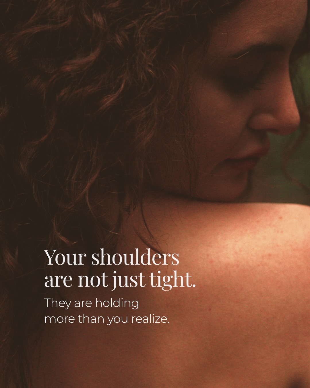 There’s a difference between being tight…
and constantly holding.
Most shoulder tension isn’t just about posture or overuse.
It builds from staying in a state your body was never meant to hold for so long.
Responsibility.
Pressure.
Emotional load that doesn’t get released — just managed.
Over time, your body adapts.
It keeps functioning.
It keeps supporting you.
But it never fully lets go.
Until there’s a moment where it finally slows down…
and you realize how much you’ve been carrying.
That’s the work.
Not forcing the body to relax,
but creating a space where it doesn’t need to hold everything anymore.
If this resonates,
your body is probably asking for a different kind of attention.
#massage #stressrelease #somatictherapy #veronanj