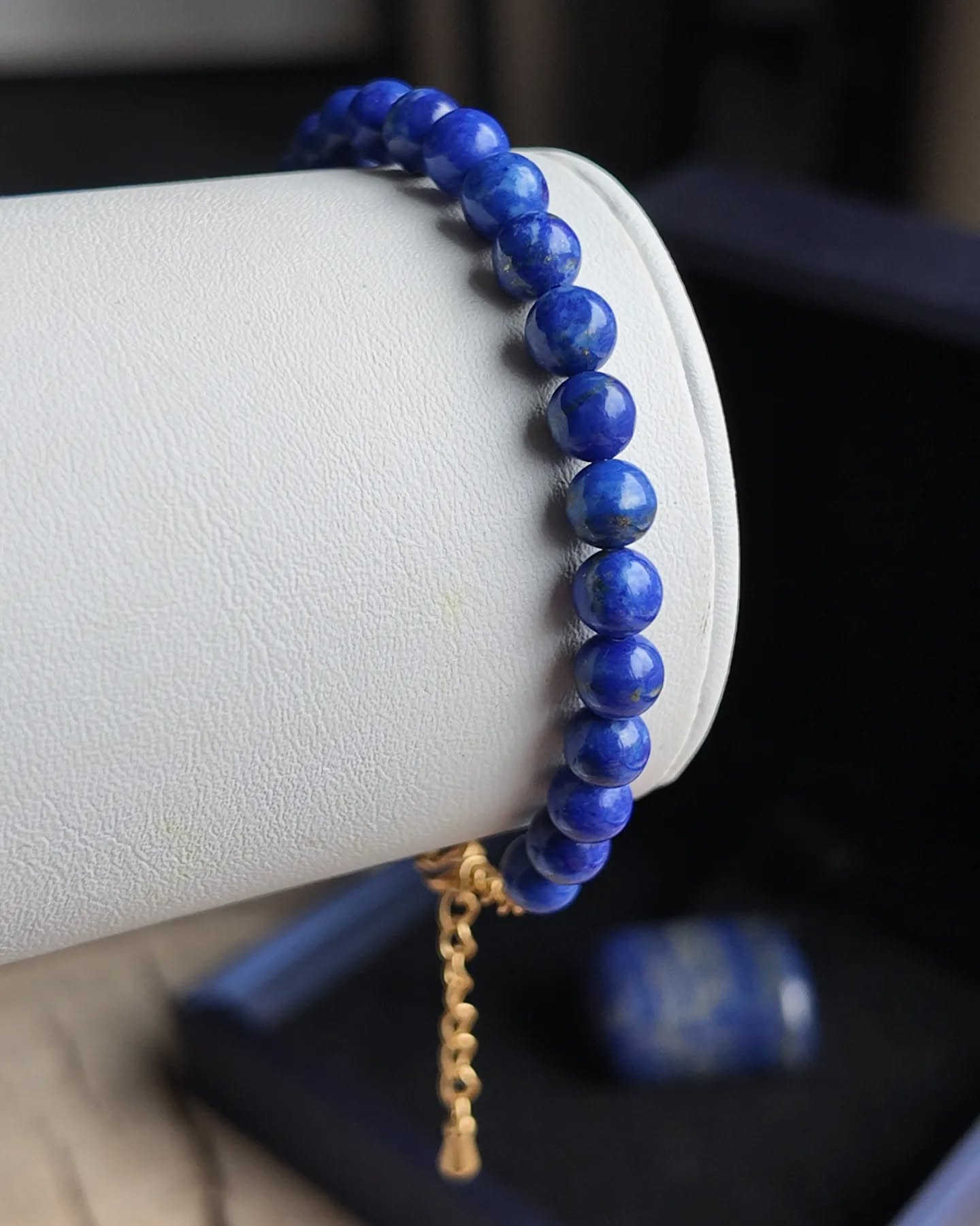 Plongez dans l'intensité exceptionnelle de ce Lapis Lazuli. Chaque perle a été rigoureusement sélectionnée pour sa rondeur parfaite et sa couleur bleu outremer profonde, parsemée d'éclats de pyrite.
L'élégance est ici mariée à la durabilité avec un fermoir et une chaîne adaptative en acier inoxydable doré, garantissant un éclat inaltérable au fil du temps.
Ce coffret prestigieux est composé du bracelet, de l'écrin et d'une pierre à collectionner.
💰 Prix de l'ensemble complet : 45 €
⚠️ Un seul exemplaire est disponible.
Contactez-moi en DM pour réserver cette pièce.
#LapisLazuli #QualitéPremium #BraceletFemme #PierreNaturelle