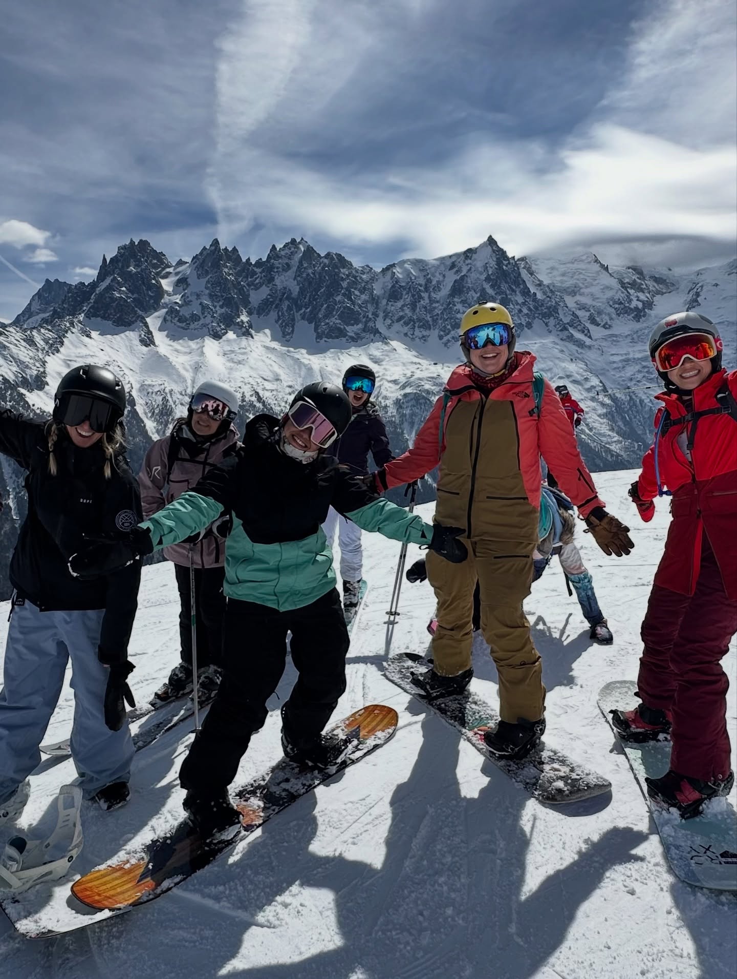 First day Chamonix Retreat…. Thanks to all for this day, @emmarossier for the skiers, @slashchamonix for the rental, @lunawave.retreats for the organization….
#snowboarding #yoga #chamonix