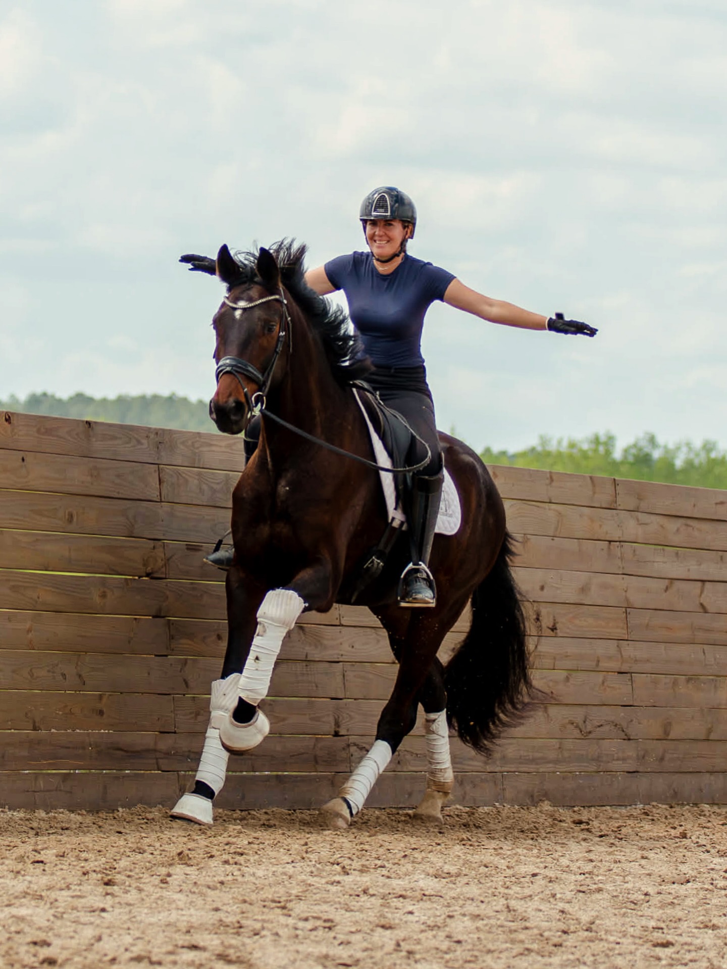 Sarajevo QC (Gørklintgårds Shaolin x Londonderry x Wolkentanz x Argentan) free-flying with the one and only @lindseyholleger ✈️