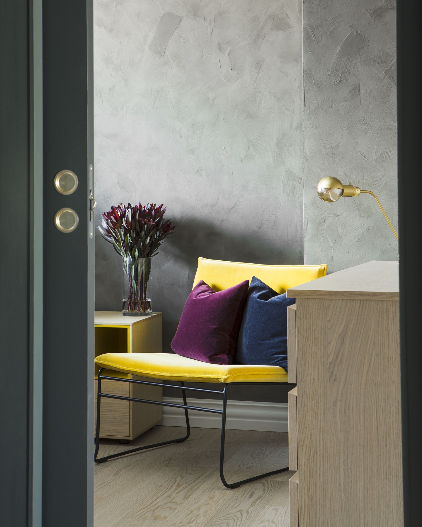 Påske markeres med en herlig gul stol fra ygg&Lyng i en leilighet i Oslo 💛🐣