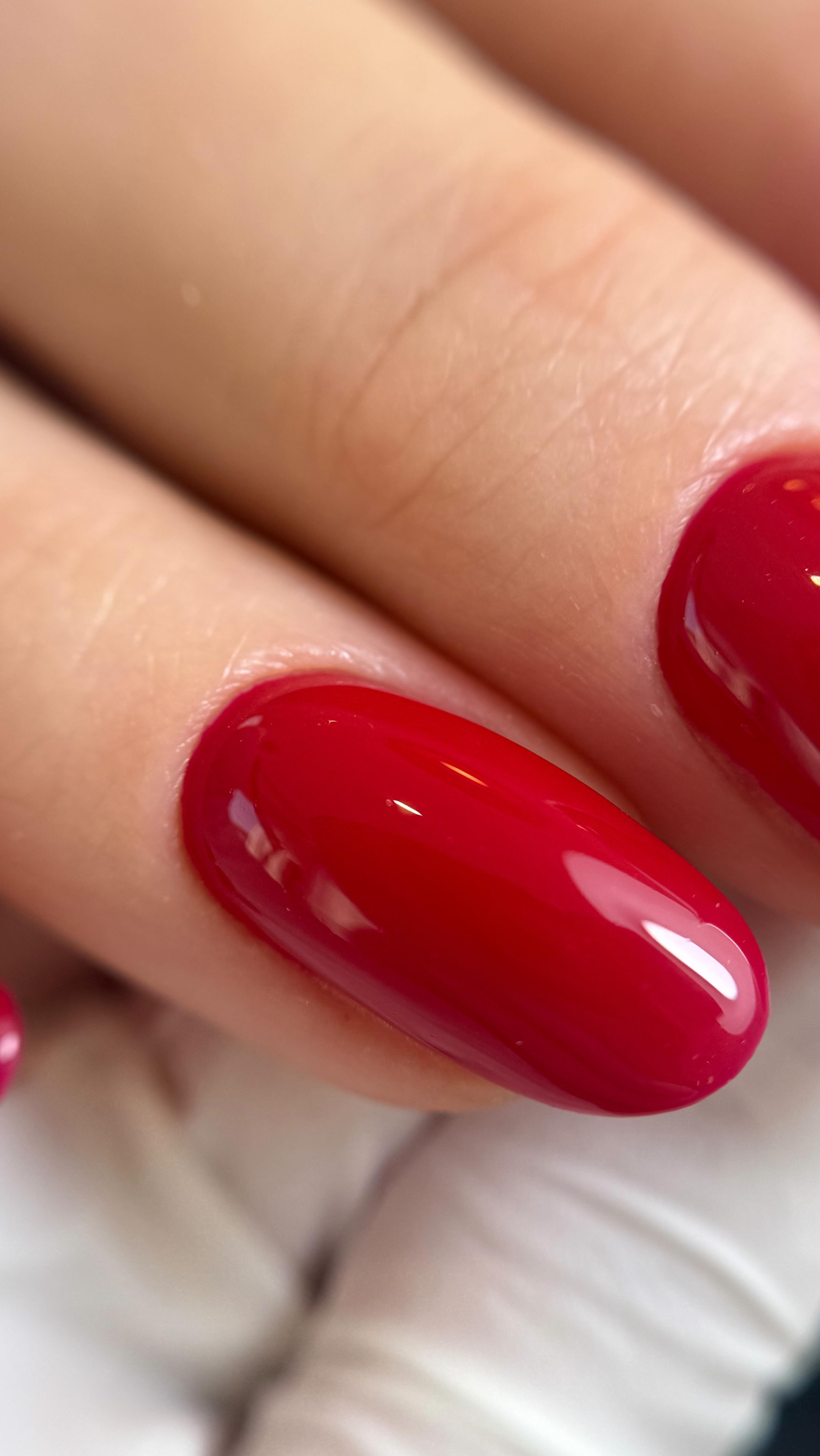 Not all training is created equal…
And this is something the industry doesn’t talk about enough.
Just because you’ve trained with a well-known brand,
or invested hundreds (or even thousands) into a course…
does NOT automatically mean the education is high quality.
Price ≠ quality. Branding ≠ credibility.
I’ve seen far too many courses built around hype, aesthetics, and sales tactics without actually teaching the fundamentals that make a safe, skilled nail tech.
So how do you tell the difference?
🚩 RED FLAGS:
– Huge “discounts” (e.g. £29.99 today, usually £5000)
– No clear curriculum or learning outcomes
– Over-promising results with little substance
– No mention of nail anatomy, health, or safety
– Educators who avoid questions or give vague answers
– Focus on fast results instead of correct technique
✅ GREEN FLAGS:
– A clear, structured curriculum (you know exactly what you’re learning)
– Strong emphasis on theory: nail anatomy, contraindications, health & safety
– Educators who can explain the “why,” not just the “how”
– Transparency about what’s included (and what’s not)
– Ongoing support, mentoring, or feedback after the course
The truth is pretty nails are not the same as professional standards.
If your training doesn’t teach you the fundamentals,
you’re not just missing knowledge… you’re risking your client’s nail health and your reputation.
Don’t be afraid to ask questions before you invest.
A good educator will always welcome them.
Because real education isn’t about shortcuts, it’s about building skill, confidence, and long-term success.
Save this before booking your next course 🤍