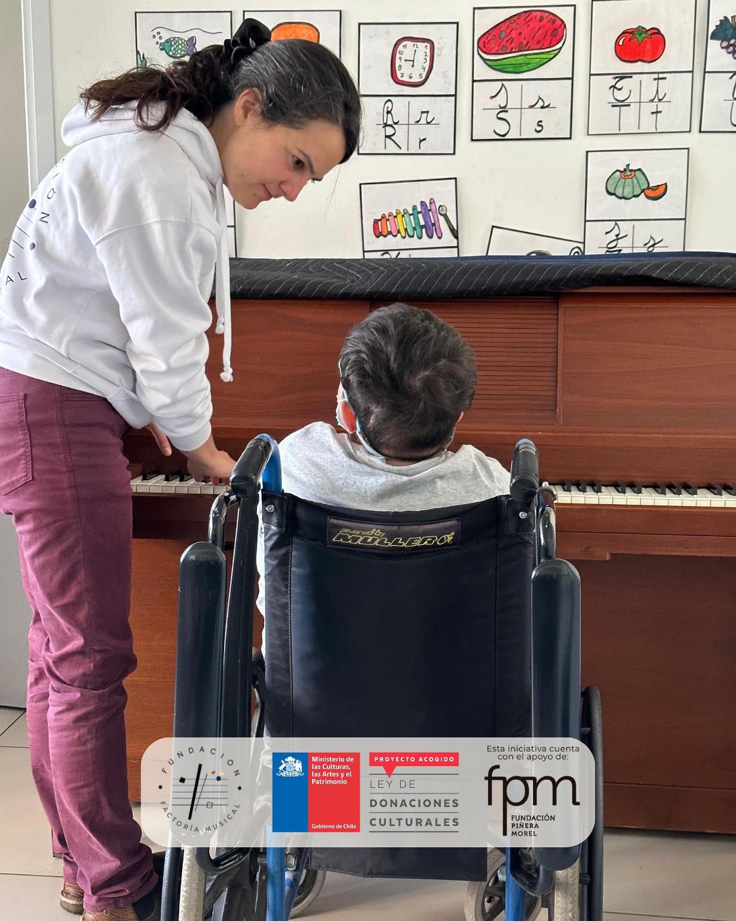 El lunes hicimos un concierto de piano participativo "De la Infancia para la Infancia" en la Sala del Club Escolar para las y los estudiantes Escuela Hospitalaria @fundacion_nuestros_hijos en el @hospitalegc Nuestra profe Fran guió cantos y juegos musicales y nuestra profe Rosa les mostró el piano a niñas y niños. Nuestro estudiante Martín Ahumada nos deleitó con 3 piezas para piano, una de ellas de Delfina Perez #chilenasalpiano del siglo XIX.
En la sala de espera del segundo piso @maggirust en cello junto a @alfonsovergaramusico tocaron de 9 a 11 hrs melodías que llenaron todos los pisos del hospital.
Esta iniciativa cuenta con el apoyo de la Fundación Piñera Morel @fundacionfpm a través de su Fondo #laculturallegaalagente @fundacionfuturooficial
Proyecto acogido a la #leydedonacionesculturales @culturas_cl