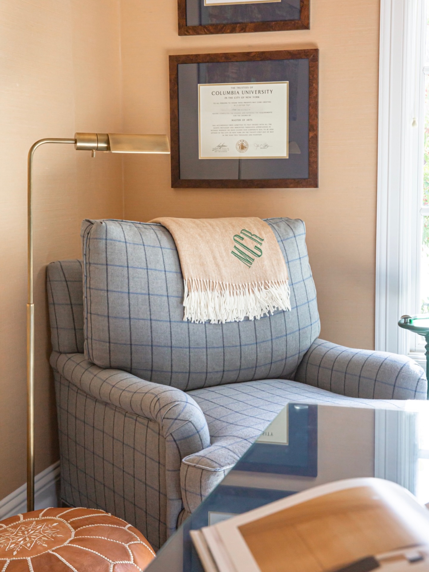 We love a plaid moment. This reading nook is perfectly at home among quiet pages and afternoon light. 📖✨
