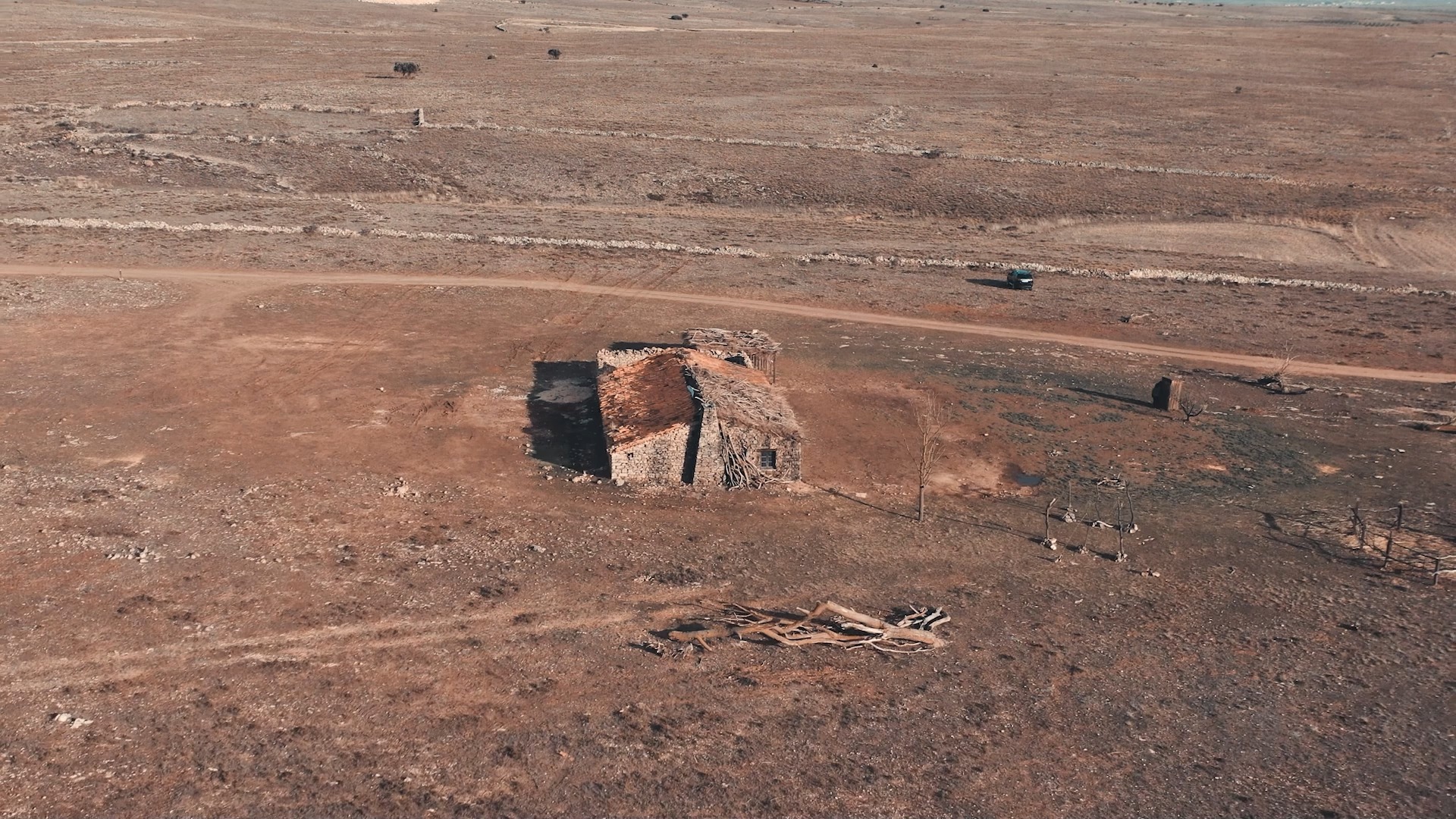 La casa de 'El Páramo' de david_casademunt para @rodarfilms @netflixes, en Blancas @comarca_jiloca, después de 5 años todavía conserva gran parte de la actuación de arte que se llevó a cabo para el rodaje 🎬 #enteruelserueda #somethinghappensinteruel #screentourism #redteruelfilmfriendly #locationlocationlocation @dpteruel @sienteteruel