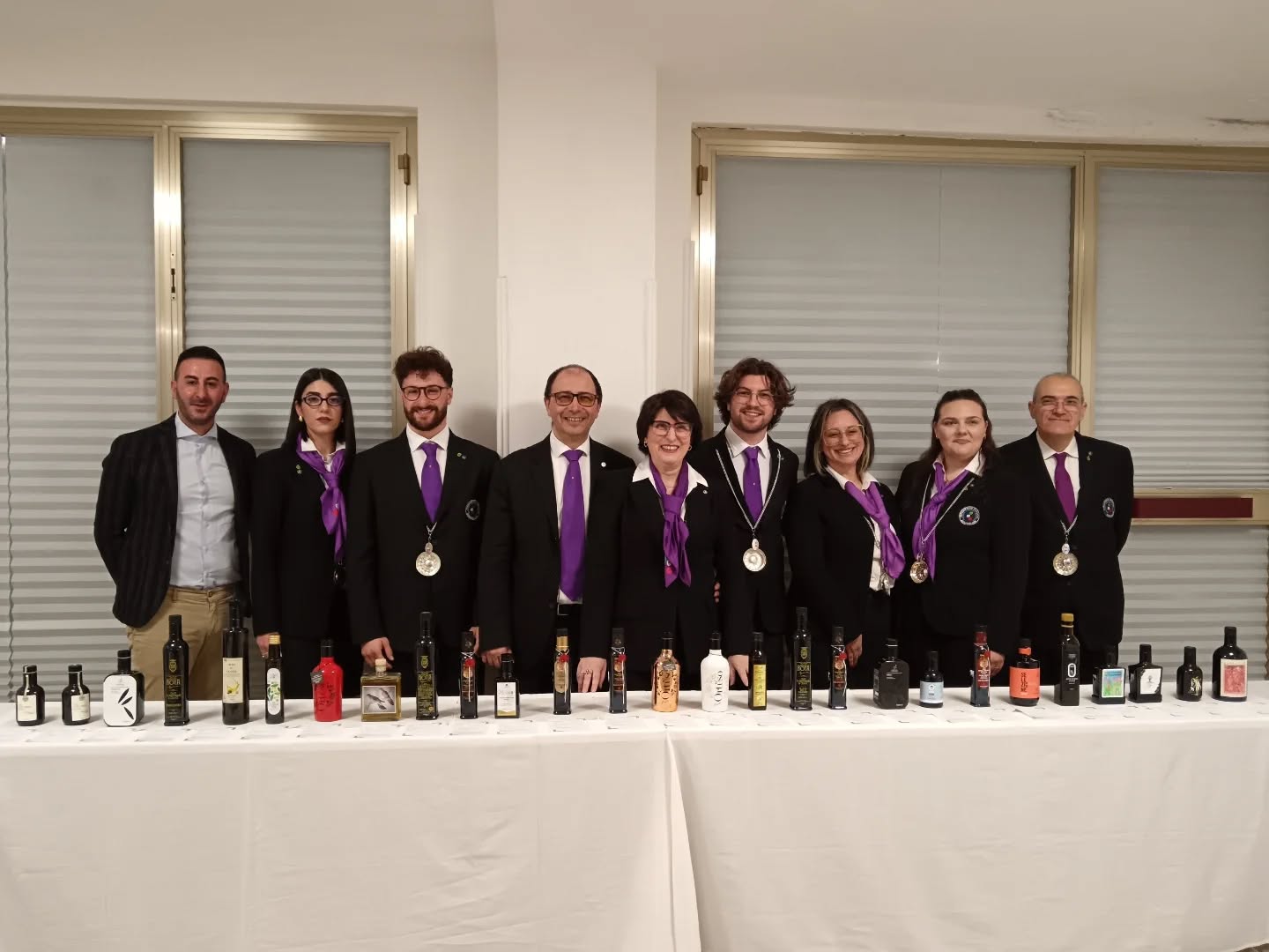 🫒Anche quest'anno abbiamo partecipato alla presentazione ufficiale della CARTA DEGLI OLI EXTRAVERGINE DEL MOLISE 2026 stilata dalla @fondazionesommeliermolise
Un momento importante per tutta la filiera olearia regionale, che celebra la qualità, la biodiversità e l’eccellenza dei nostri oli.
Siamo orgogliosi di annunciare che i nostri 3 oli Delicato, Medio ed Intenso, sono presenti sulla Carta.
Alla presentazione è seguita una splendida degustazione guidata, durante la quale abbiamo potuto apprezzare e far apprezzare le caratteristiche uniche di ciascun olio.
Un ringraziamento speciale alla @fondazionesommeliermolise per aver organizzato questo bellissimo evento e per il lavoro di valorizzazione che svolge ogni giorno sul nostro territorio.
Continuiamo a credere fortemente nella qualità molisana 🫒
Link della Carta degli Oli extravergine d'oliva del Molise 2026:
https://www.bibenda.it/upload/attivita/59_7_000003898_1774613795.pdf
#OlioExtravergine #CartaDegliOliMolise #Molise #OlioMolisano #EccellenzeItaliane