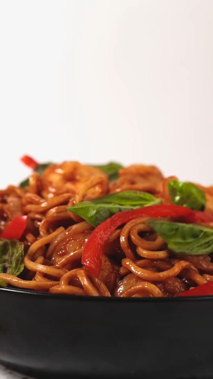 🔥🥢 Say hello to your new obsession—Thai basil shrimp! 🦐
Spicy, savory, and totally crave-worthy—don’t just hear about it, go grab it at @peiweiasiankitchen before everyone else does! ✨🍽️
#TheShoppesatCasaPaloma #LetsShoppe #PeiWei #AsianCuisine #ThaiBasilShrimp