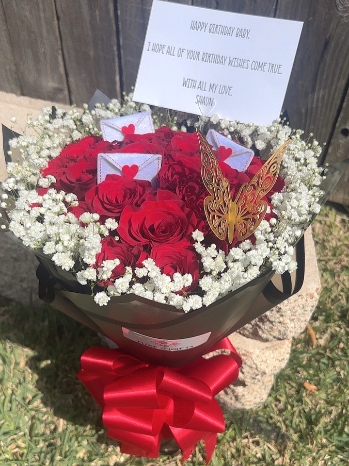 A little surprise that says everything without saying a word…
Make someone’s day unforgettable with a custom bouquet made just for them 💌✨
📍Serving Houston & Richmond
💬 DM us to order yours today!
#floriebouquets #houstonflowers #richmondtx #bouquetideas #flowerreels