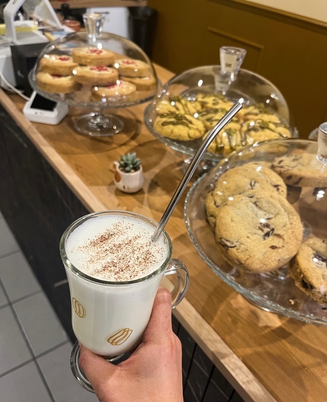 🍪 Alerte Gourmandise : Réassort de Cookies !
Bonne nouvelle pour les gourmands de Bavay : nos vitrine est à nouveau remplie de vos cookies préférés ! ✨
C’est le moment idéal pour s’offrir une pause réconfortante. Accompagnez votre biscuit d’une de nos excellentes boissons chaudes au choix :
• ☕️ Notre Café riche en arômes
• 🍵 Une sélection de Thés délicats
• 🍫 Notre Chocolat chaud traditionnel ou l’onctueux Chocolat blanc (la star de la photo ! 🥛)
📍 Où nous trouver ?
🏠 11 rue Pierre Mathieu, Bavay
🕒 Horaires :
📅 Du Lundi au Samedi
⏰ De 07h30 à 18h30 (non-stop !)
On vous attend avec impatience pour une dose de douceur ! ☕️🍪 #Bavay #CoffeeShopBavay #Cookies #PauseCafe #ChocolatBlanc SortirABavay Gourmandise