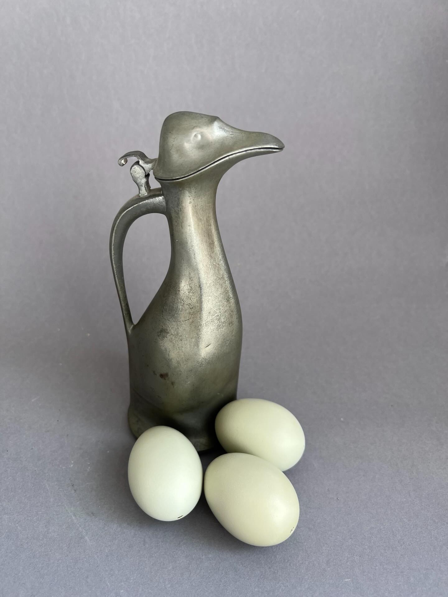 Pinguin/Alk: Originale Kayserzinn-Kanne um 1900, unterseitig gemarkt mit der Formnummer Modell 4358, oft Hugo Leven, dem Schöpfer des Fledermaus-Kerzenleuchters, zugeschrieben.
Maße:
Höhe ca. 20 cm
----
Original Kayserzinn penguin/auk pewter jug, circa 1900, underside marked with the model number 4358, often attributed to Hugo Leven, the designer of the legendary bat candlestick.
Dimensions:
Height approx. 20 cm
#Jugendstil #Artnouveau #antiquedealersofinstagram #pewter #antiquitäten