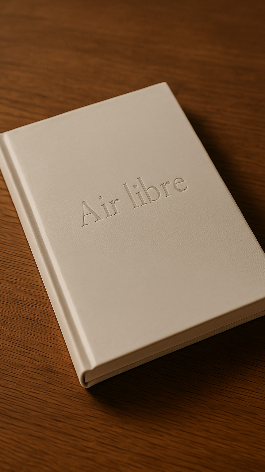 Há marcas que não pedem apenas um espaço.
Pedem uma atmosfera capaz de traduzir quem são.
Na Air Libre, o projeto nasceu desse encontro entre identidade, afeto, delicadeza e presença.
Um espaço comercial pensado para acolher com leveza, valorizar cada peça e transformar a essência da marca em experiência.
Curvas, luz e composição foram desenhadas para revelar, com sensibilidade, uma loja feminina, envolvente e cheia de intenção.