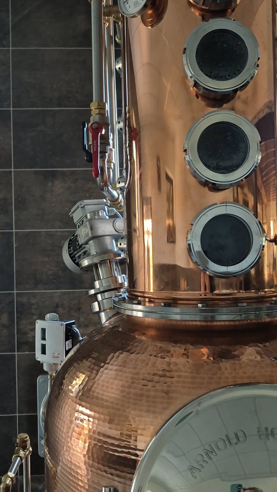 Schaut mal...was hier für ein Schmuckstück eingezogen ist!
Unsere neue Brennerei ist da!
In unserem Hofcafé & Eventlocation gibt es einen schönen, neuen und großen Raum für diese wunderschöne Destillationsanlage. Vom Gastraum aus kann man sie durch ein großes Fenster sehen und bestaunen.
Vielen Dank an @arnold.holstein.gmbh
Wir freuen uns schon auf ganz viele duftende, warme Brenntage, an denen wir feinste Destillate für euch zaubern werden!
#obstbrennereiseitz
#obstbrennerei
#obstbrände
#destillery