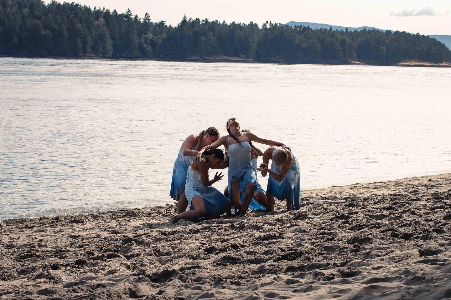 Last show of ‘Ocean Roaring’ in Vancouver this Wednesday! Looking forward to sharing this work with our home community. August 9th, Second beach at 8:30pm with @vinesartsociety
Collaborators: @nasiv @eowynnenquist @shionskye @sabinezoe_ @shanawolfey @themarsipan @oblaco @hijulez
Photos by the wonderful @dayna_foto