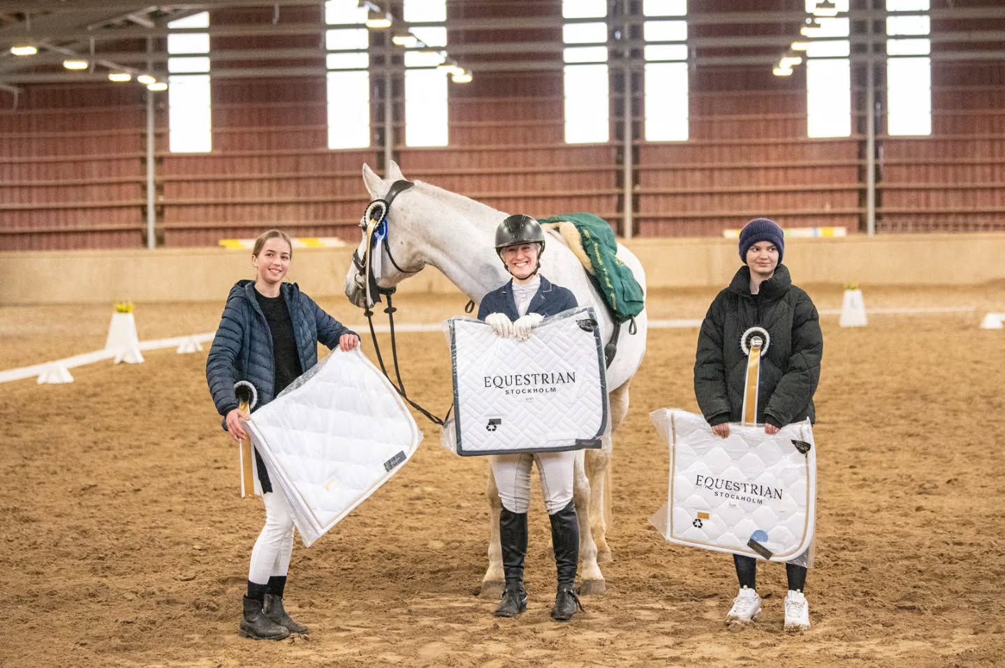 Tervetuloa kaikille avoimiin koulukisoihin 12.4.2026 Happy Rider Areenalle! 🏆
Luokat: Helppo C1, Helppo B1 & Helppo A2.
(Huom! Suomalaiset kouluratsastusohjelmat, voimassa 1.4.2026 alkaen)
Ilmoittautuminen 8.4.26 mennessä. Linkin löydät kohokohdista "ilmoittaudu". 🫰💯
#omahevonen
#koulukisa
#happyriders
#happyriderscup