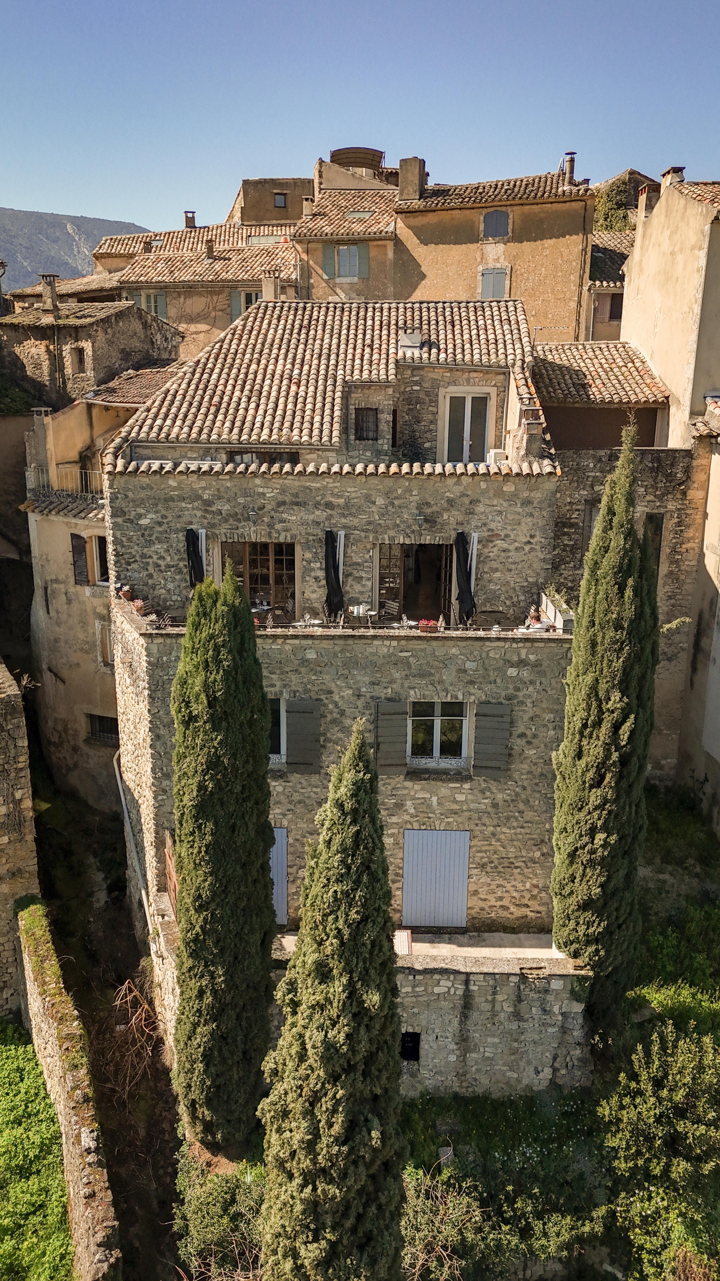 Quand on passe devant le café, il y a ces parfums qui émanent de la cuisine qui vous attirent naturellement.
L’ambiance provençale, le chant des cigales à l’approche des beaux jours ☀️
ll y a des choses qu’on ne peut pas vraiment expliquer, il faut simplement les vivre.
Parce que ce que l’on ressent est toujours plus fort que les mots.
Réservez votre table sur le balcon suspendu et laissez-vous porter par l’expérience, en plein cœur du Luberon ✨
—
📍 Café du Progrès • Ménerbes
🔗 Réservation conseillée via le lien en bio
☎️ 04 32 50 12 32
☀️ Mardi → samedi : 8h – 20h
