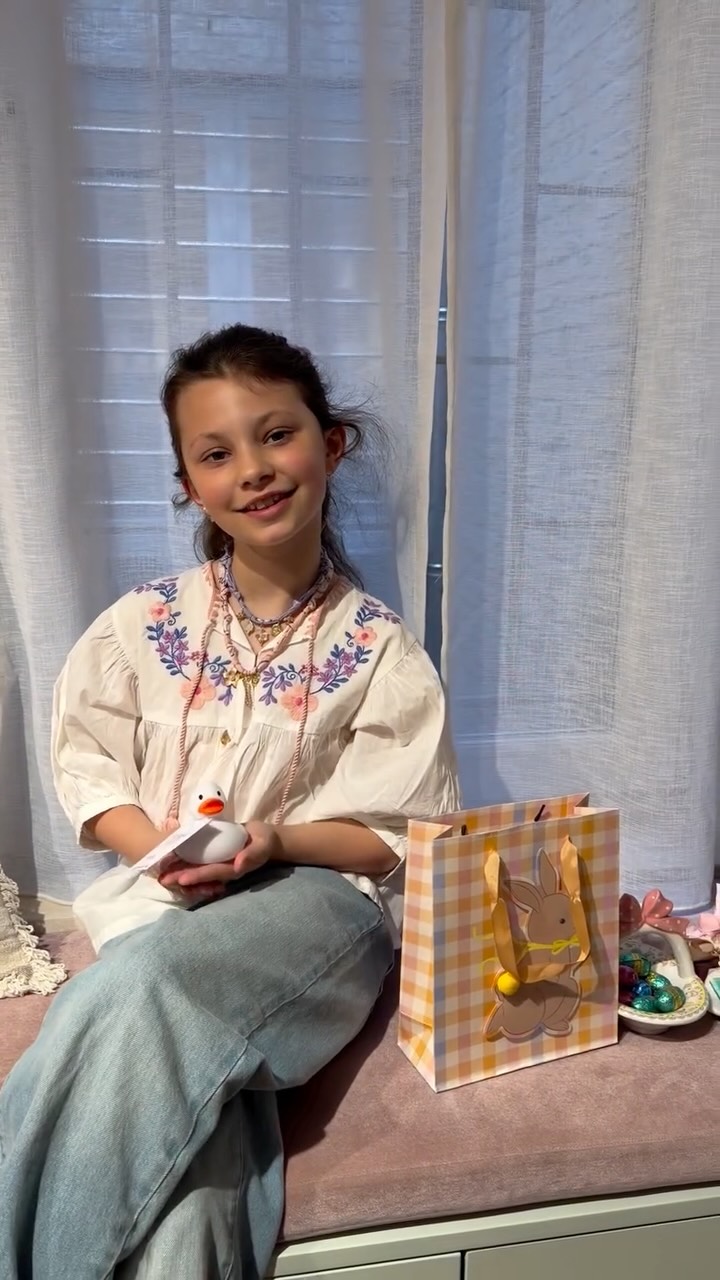 Our Easter Bunny Bags are hopping out! 🐰💛
In this video, Jackie shows all the amazing participants joining this year’s Easter magic ✨ We’re so grateful for every single one of you! 🌿✨🐥✨🌿
Plus… 5 golden eggs are hidden inside with a €50 LBJ discount 🤍✨
Launching this Saturday — limited edition, so don’t miss out! 🐣🎀 @cremealaise @chouchou.knokke @kinderkapper @beautyspot_knokke @lesjumelles.be @quartierleblon.knokke