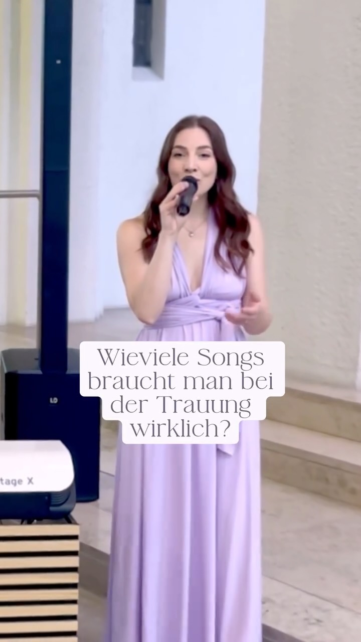 Wie viele Songs braucht eine Trauung wirklich?
Viele Brautpaare denken: „Je mehr Musik, desto besser.“ In der Realität zeigt sich aber oft das Gegenteil, denn zu viele Songs bringen schnell Unruhe in den Ablauf und nehmen den wirklich emotionalen Momenten ihre Wirkung.
Meist reichen 3–4 Songs völlig aus, um die Trauung stimmig zu begleiten – ein emotionaler Einzug, ein möglicher Zwischenteil nach einer Rede oder einem Ritual, ein ruhiger, gefühlvoller Moment beim Ringtausch oder der Unterschrift und ein positiver, gerne auch etwas kraftvollerer Auszug. Mehr braucht es in den meisten Fällen gar nicht.
Wichtig ist dabei immer, welche Art von Zeremonie ihr gewählt habt. Bei einer kirchlichen Trauung kommen häufig noch klassische Kirchenlieder hinzu, sodass es schnell zu viel werden kann, wenn zusätzlich viele Live-Songs eingeplant sind. Hier sind meist nicht mehr als drei Songs durch Livemusiker sinnvoll. Wenn ihr euch allerdings bewusst gegen die klassische Kirchenmusik entscheidet, kann man den musikalischen Teil freier gestalten – entweder mit mehr Songs oder auch, indem Kirchenlieder live interpretiert werden.
Bei einer freien Trauung ist grundsätzlich mehr Flexibilität möglich, trotzdem gilt auch hier: Eine klare, reduzierte Auswahl wirkt oft stärker als eine große Anzahl an Songs. Die musikalische Fülle darf dann gerne später kommen, zum Beispiel beim Sektempfang.
Mein Tipp aus der Praxis: Weniger Songs, dafür die richtigen im genau passenden Moment – so entsteht echte Emotion statt Dauerbeschallung.
Speicher dir das gerne für deine Hochzeitsplanung 💜
#hochzeitsplanung #hochzeitssängerin #livemusik #songszurtrauung