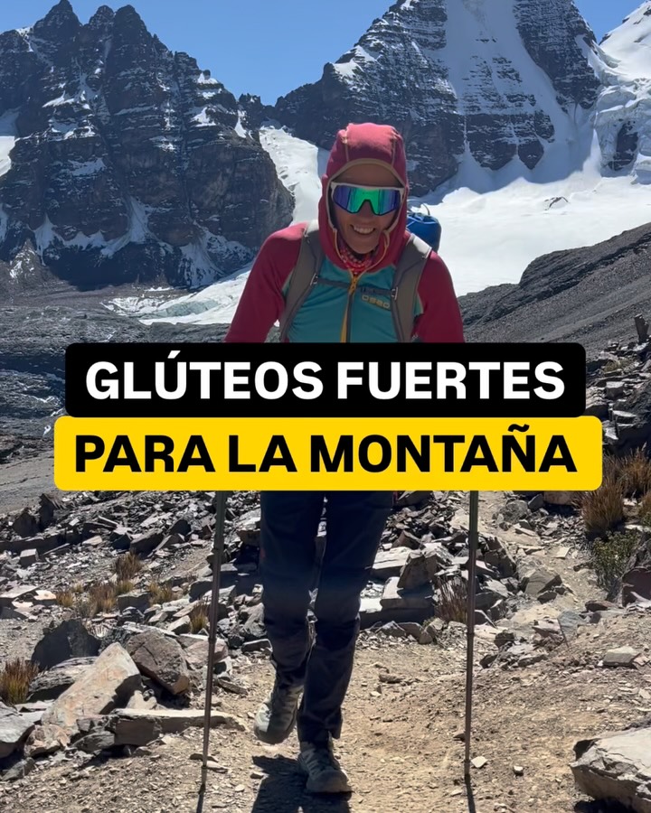 Si te haces rutas de montaña, trabajar el glúteo no es opcional… es clave ⛰️🔥
El glúteo es uno de los músculos más importantes para cualquier actividad en desnivel. Es el motor que te impulsa en las subidas, el que estabiliza tu cadera en terrenos irregulares y el que protege tus rodillas y tu espalda cuando el cuerpo empieza a fatigarse.
Un glúteo fuerte no solo mejora tu rendimiento, también te ayuda a prevenir molestias muy comunes en ruta como:
• Síndrome de la cintilla iliotibial (dolor en la parte externa de la rodilla)
• Dolor lumbar tras horas caminando
• Problemas y molestias de rodilla
En este post te dejo ejercicios clave para activar y fortalecer el glúteo, mejorar tu estabilidad y disfrutar más (y mejor) de cada salida.
Porque rendir más no es solo ir más rápido, es llegar más lejos sin dolor 💪
👉 Guarda este post para tener tu rutina siempre a mano antes de tu próxima aventura.
#montañaenforma #montanaenforma #televiajar