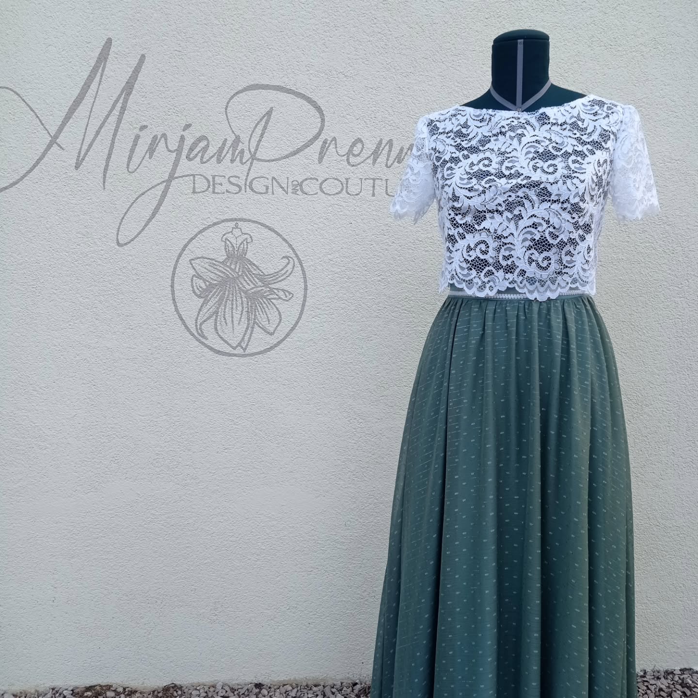 Zweiteiler, brestehend aus einem Chiffonrock und einem Spitzentop mit passendem sport-BH.