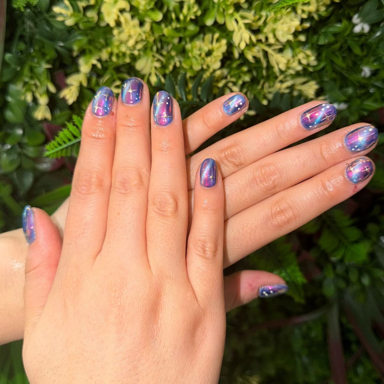 ✨ Out of this world nails by our senior beautician Jemma ✨
These cosmic beauties feature a dreamy blend of deep indigo, electric violet, and shimmering galaxy blues 🌌💙💜 Swirls of iridescent color create that mesmerizing nebula effect, while delicate starburst details, fine white constellations, and subtle glitter accents bring the whole universe to your fingertips ✨🌠
A perfect mix of bold color, celestial art, and glossy shine — who needs the night sky when you’ve got this on your nails? 💫💅