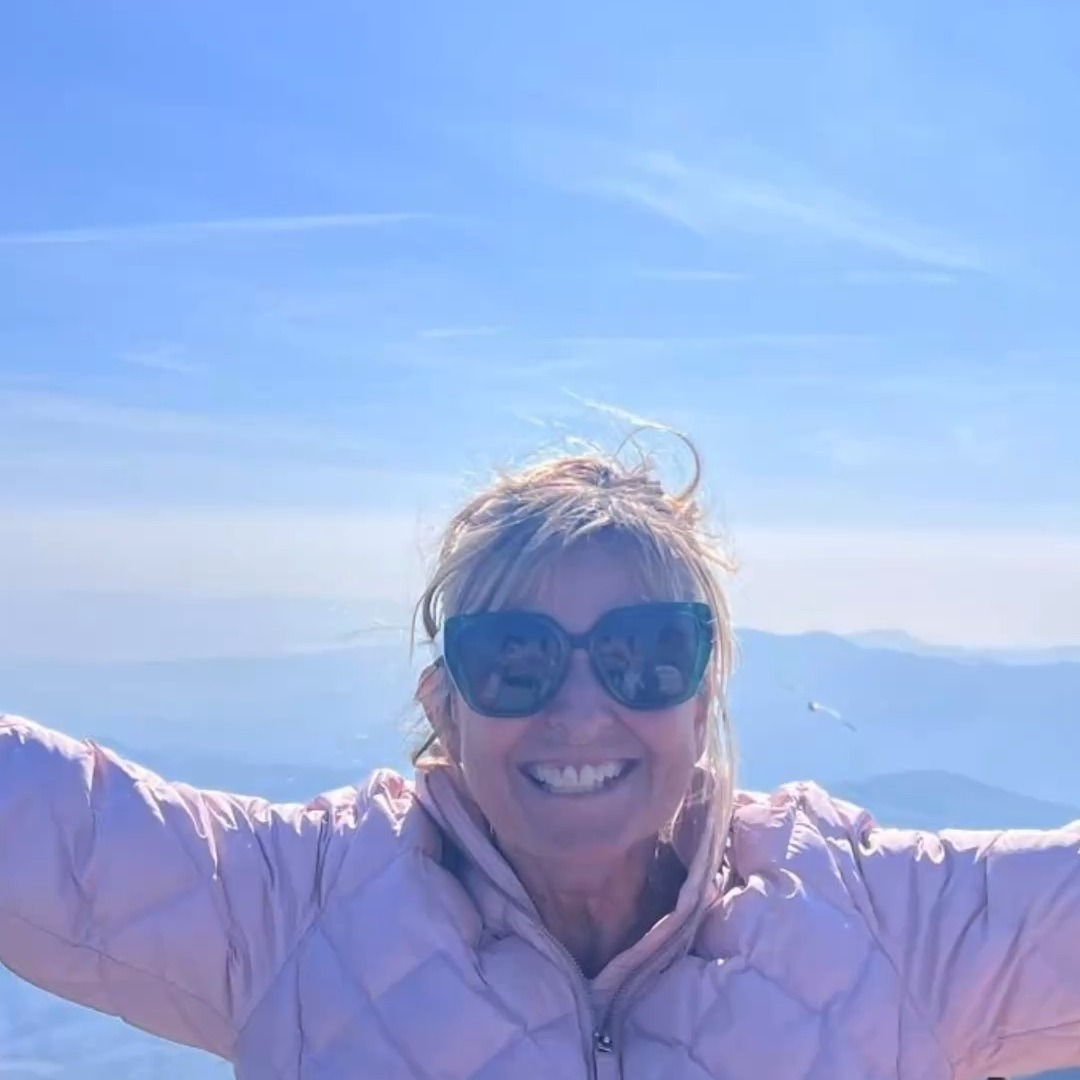 There are two types of people in this world…those who climb mountains for fun, and those who spend a week afterwards wondering why they did 😅⛰️
Daisy’s latest column is a beautifully honest reflection on climbing Snowdon, navigating grief, and finding the strength to keep going, even when life feels heavy 💛
It’s raw, real, and quietly powerful…and one we think will stay with you.
Read the full piece via the link in our bio 👆https://www.fabulousfrome.co.uk/post/the-long-way-up
#FabulousFrome #Frome #SomersetLife #RealLifeStories #GriefJourney #Resilience #MentalHealthMatters #FromeLife #CommunityMatters #KeepGoing