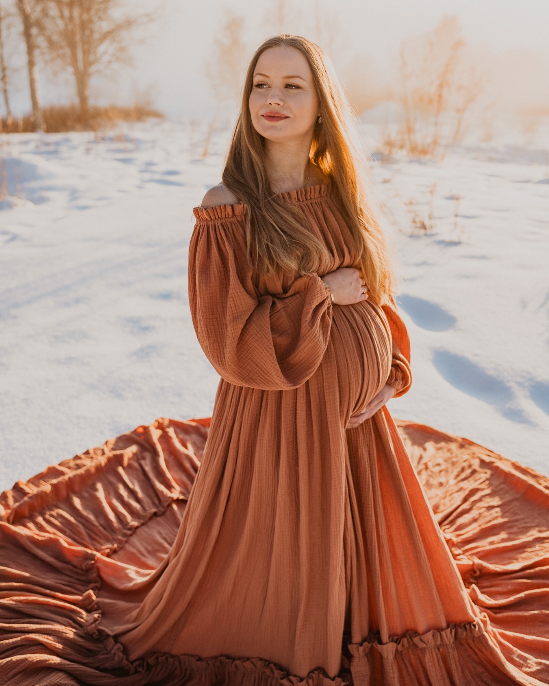 Vackra Sandra i magisk solnedgång + dimma, en oslagbar kombo visade det sig! 😍
Varför ska man boka en gravidfotografering? Låt mig lista några anledningar:
↠ Du har bara spegel-selfies där, let’s be honest, det kan vara svårt att få till en bra vinkel ibland. Och visst är det alltid någon liten smutsfläck i spegeln som stör hur mycket man än gnuggar? 😆
↠ Det här är något du har längtat efter huuuur länge som helst. Bättre sätt att fira på finns ju knappt! Att ha detta fina minne bevarat är guld värt 🥰
↠ Du och din partner har knappt en enda bild på er tillsammans (och att ta en spegel-selfie med ännu en till person i bild blir ju knappast enklare 😅).
↠ Du skulle vilja fotas i lite extra fina klänningar, men har ingen lust att köpa en för bara ett tillfälle. I got you! Hos mig får du välja bland en massa vackra klänningar att låna till fotograferingen 😊
↠ Det kanske känns tungt, vardagen är tråkig och nu längtar ni bara efter att lille bebis ska komma. Unna dig en mysig kväll, kanske piffa dig lite extra, kom iväg för en stund och bara fokusera på det otroligt häftiga att ni ska bli en till i familjen. Antingen som en egoboost till dig själv eller som en mysig grej tillsammans med din partner 🧡