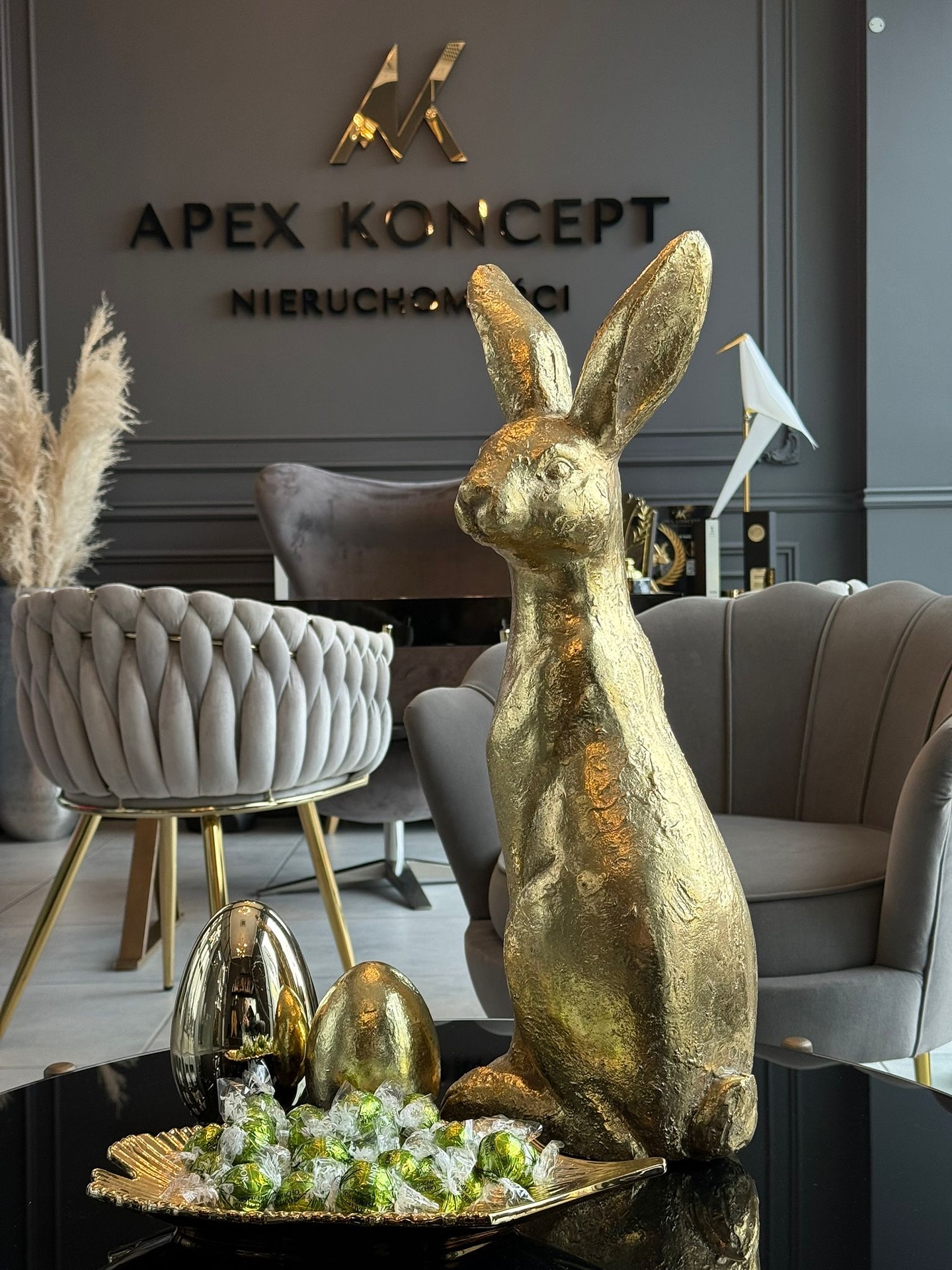 🐇🌷Z okazji Świąt Wielkanocnych chcielibyśmy złożyć najserdeczniejsze życzenia. 🐣🌿
Niech ten wyjątkowy czas będzie symbolem odrodzenia – nowej energii, świeżych perspektyw i odwagi w realizowaniu marzeń. Niech przyniesie spokój, harmonię oraz inspirację do podejmowania decyzji, które otwierają drzwi do nowych, pięknych rozdziałów.
Wiosna to czas zmian i nowych początków – być może dla wielu z Państwa stanie się ona momentem spełnienia marzeń o własnym miejscu, nowej przestrzeni czy kolejnej, trafnej inwestycji 🏡✨
Dziękujemy za zaufanie oraz możliwość towarzyszenia Państwu w tak ważnych chwilach.
Życzymy Państwu spokojnych, radosnych, pełnych ciepła Świąt Wielkanocnych w gronie najbliższych.
Zespół Apex Koncept
#apexkoncept #wielkanoc2026