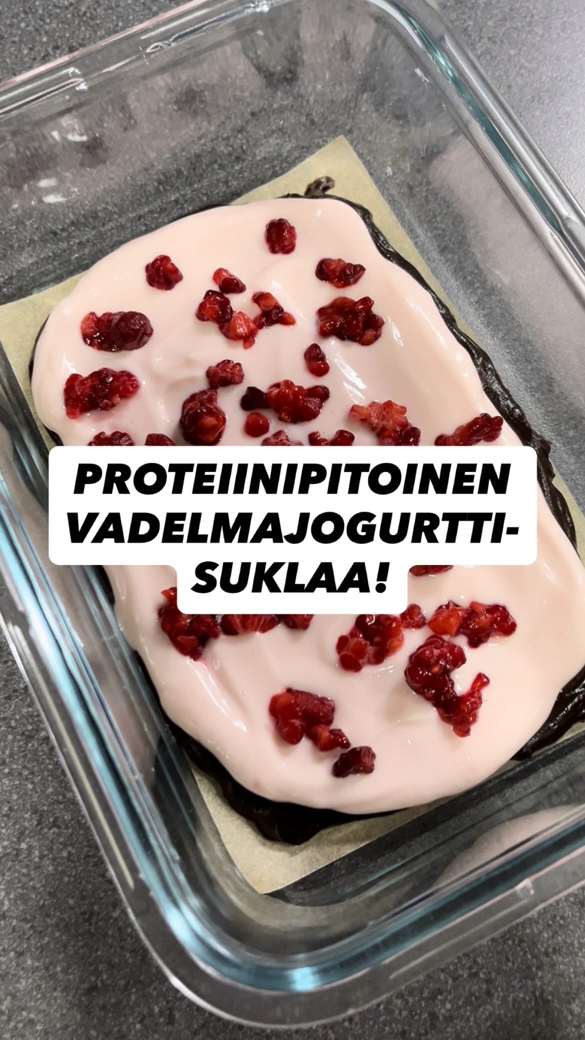 PROTEIINIPITOINEN VADELMA-JOGURTTISUKLAA 🍓🍫
Tässä herkussa n. 8 g proteiinia per pala ja ihan superhyvää!💪🏻
Ainekset: (6-8 palaa)
🔸 60g voita
🔸 3 rkl agavesiirappia
🔸 3 rkl kaakaojauhetta
🔸 3 rkl heraproteiinia (käytin mansikka-cream)
🔸 120 g kreikkalaista jogurttia (0 %)
🔸 vadelmia
Ohje:
👉🏻Sulata rasva ja sekoita siihen kaakao + agavesiirappi
👉🏻Sekoita jogurtti ja proteiinijauhe
👉🏻Levitä suklaaseos leivinpaperille
👉🏻Lisää päälle jogurttiseos
👉🏻Lisää vadelmat
👉🏻Pakasta vähintään 1 tunti.
Nam, nauti! 👌🏻🍓🍫
Tallenna resepti ja testaa.
Jaa kaverille, joka voisi tykätä tästä!☺️
Meneekö testiin?
Seuraa tiliä, jos hyvinvointi kiinnostaa. Jaan vinkkejä treeniin, ravintoon ja palautumiseen ✅
Hyvää pääsiäistä! 🐣
#terveellisetherkut #proteiinisuklaa #vadelmajogurttisuklaa #jälkipala #ravinto