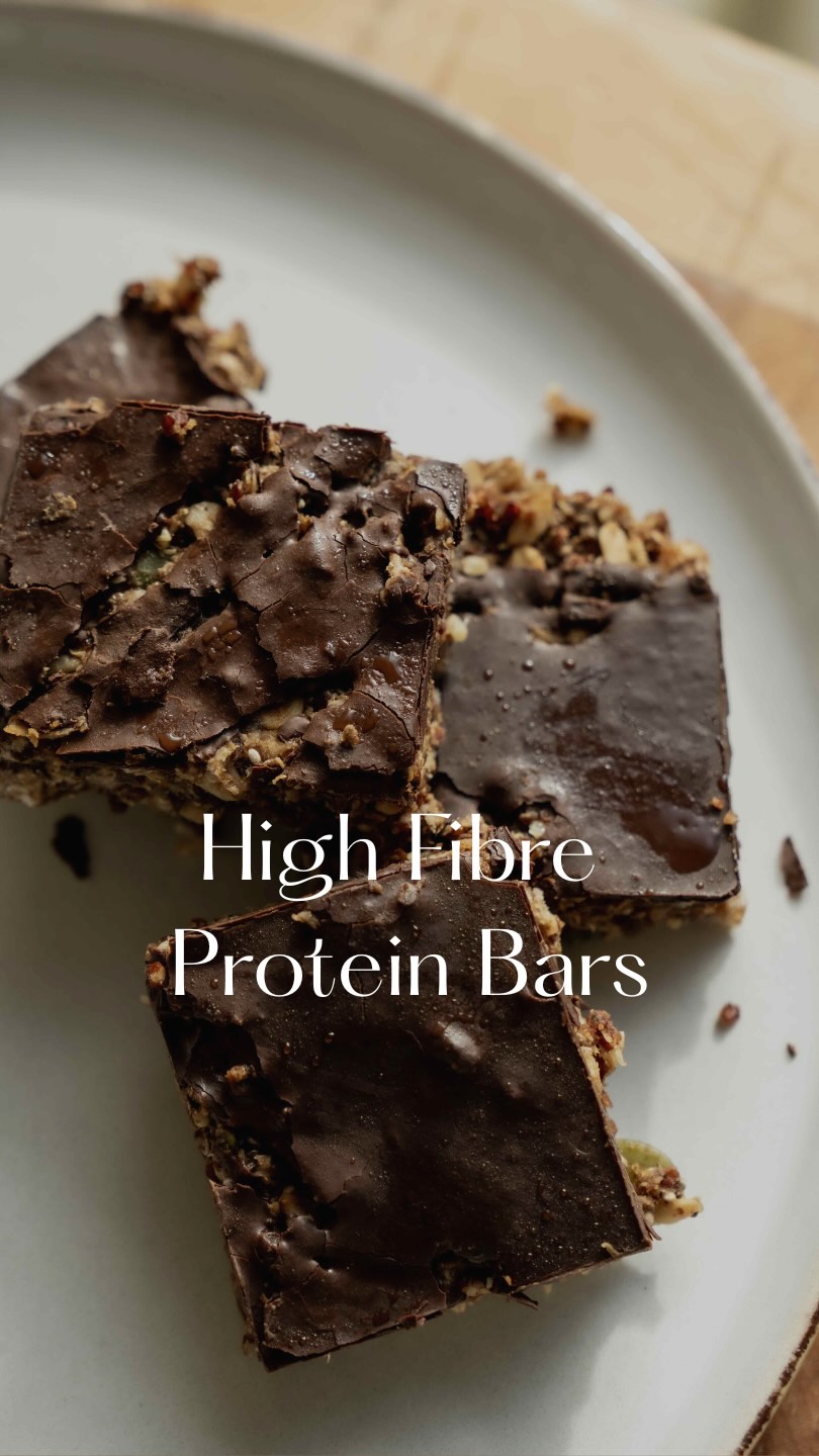 💫High Fibre PROTEIN BARS💕
These bars are made with whole foods only — packed with plant protein, fibre and healthy fats to support energy, digestion and stable blood sugar.
✨ Makes 8 bars
85g dry quinoa
90g almond butter
40g chia seeds
30g shelled hemp seeds
130g oats
1 ripe banana, mashed
25g pumpkin seeds
20g cacao nibs
40g dark chocolate
Method
1️Cook the quinoa as per packet instructions. Allow to cool completely.
2️ Add to a large bowl with all remaining ingredients (except chocolate) and mix well.
3️ Press firmly into a lined or greased square baking dish
4️ Melt the dark chocolate and drizzle over the top
5️ Refrigerate for at least 2 hours until firm.
6️ Slice into 8 bars and store in the fridge.
Happy Easter! 🐣 💕 love Chloe xxx
#proteinbars #highfiber #homemade #recipes