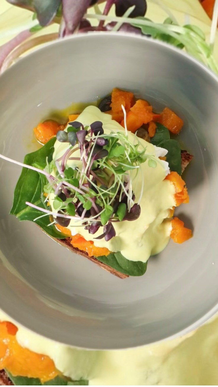 FRÜHSTÜCK // NEO
Kürbis Benedict – pochierte Eier, Kürbissalat, Vadouvan-Schaum von @altes_gewuerzamt auf frisch gebackenem Sauerteigbrot. 💫
Der Herbst ist vorbei, aber diese Benedict-Variante ist everyone’s darling, ein absoluter Crowd-Pleaser und deshalb auch schon seit einigen Wochen auf der Karte. 💚
Allerdings solltet ihr schnell sein, wenn ihr ihn noch haben möchtet, denn bald gibt es Spargel – und dann muss der Kürbis weichen … 🤫
#brunchliebe #foodporn #instafood #frühstücksliebe #foodie