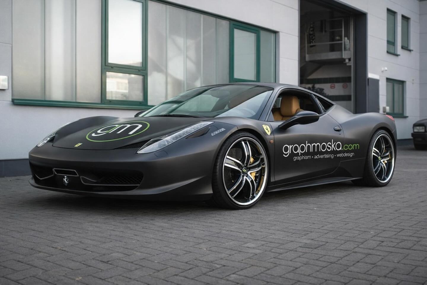 J’avais demandé discret le logo sur la nouvelle voiture de société !