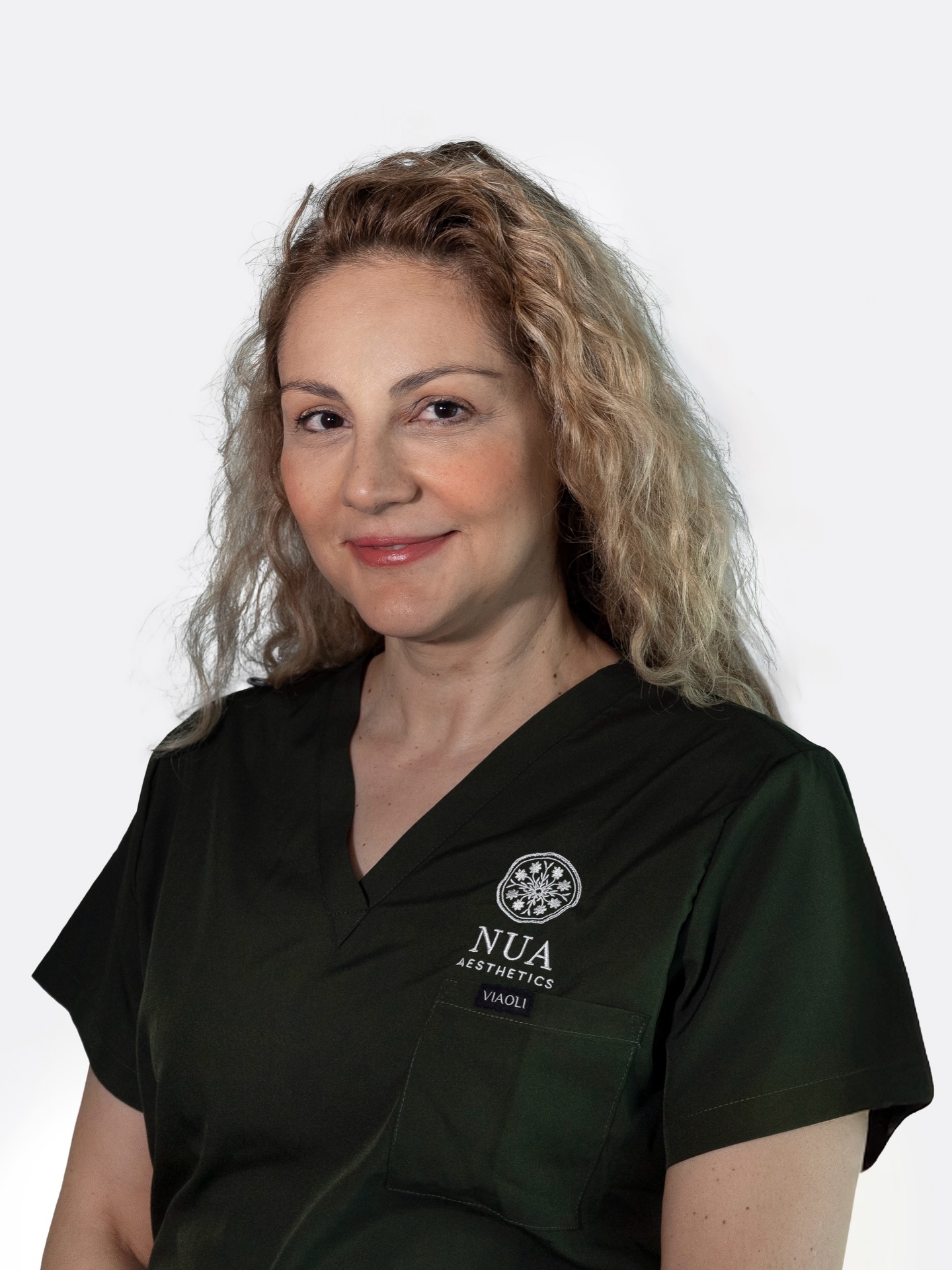 🤍Meet the NUA-Team.
Dr. Angeliki Karakoli ist Fachärztin für Dermatologie und hat sich bereits vor über 10 Jahren auf ästhetische Medizin spezialisiert. Mit ihrer langjährigen Erfahrung legt sie besonderen Wert auf natürliche und harmonische Ergebnisse.
In ihrer Freizeit trifft sie sich gerne mit Freunden und verbringt wertvolle Zeit mit ihrer Familie. Sie meditiert gerne, hört oft klassische Musik und treibt gerne Sport.
Ihr Motto: Schöne und natürliche Ergebnisse beginnen immer mit strahlend und gesund aussehender Haut.
Buche jetzt deinen Termin. 📆