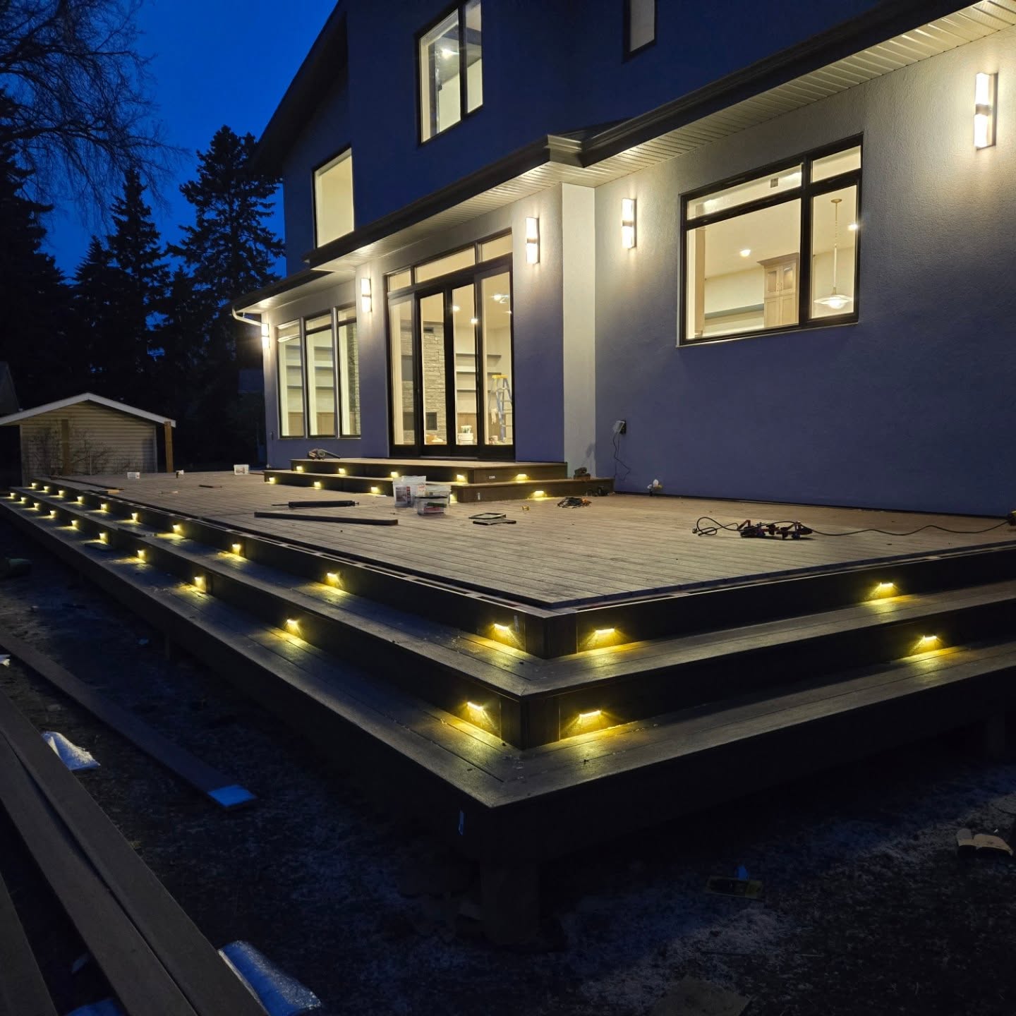 So close. We were on pace to finish today but ran out of daylight
#fiberonlighting @fiberondecking @lbhtimbermart @acelangehomes @fiberon_trev