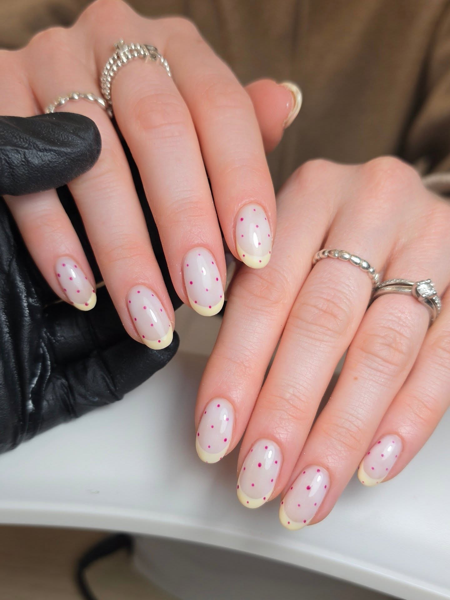 Butter Yellow Tips + Polka Dots ๐ง๐
@nailorder Honey Dew
#springnails #butteryellownails #polkadotnails