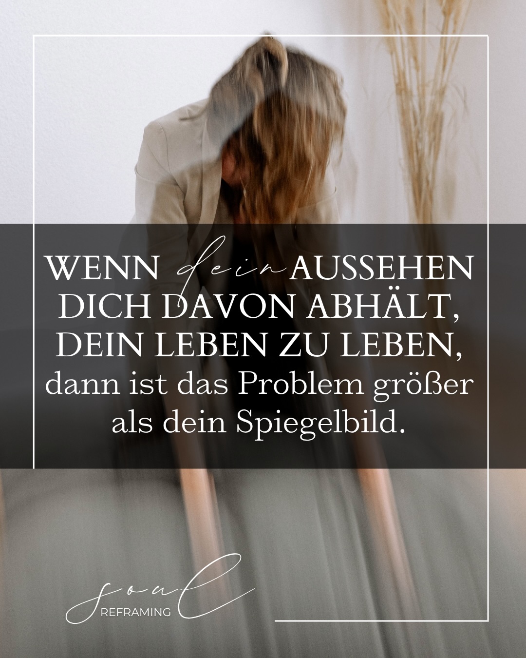 Wenn dein Spiegelbild sofort Kritik auslöst, ist das für dich.
Nicht, weil mit dir etwas nicht stimmt.
Sondern weil du vielleicht viel zu lange gelernt hast, dich durch die Augen von Bewertung zu sehen.
Viele schauen in den Spiegel und sehen nicht sich selbst.
Sie sehen nur:
was zu viel ist,
was anders sein sollte,
was vermeintlich falsch ist.
Aber dein erster Blick auf dich muss nicht für immer Härte sein.
Du darfst lernen, dich anders anzusehen.
Nicht perfekter.
Sondern sanfter.
Nicht beschönigend.
Sondern ehrlicher.
Denn manchmal beginnt alles genau dort:
Mit einem neuen Blick auf dich selbst.
https://www.infinity-photos.de/shop