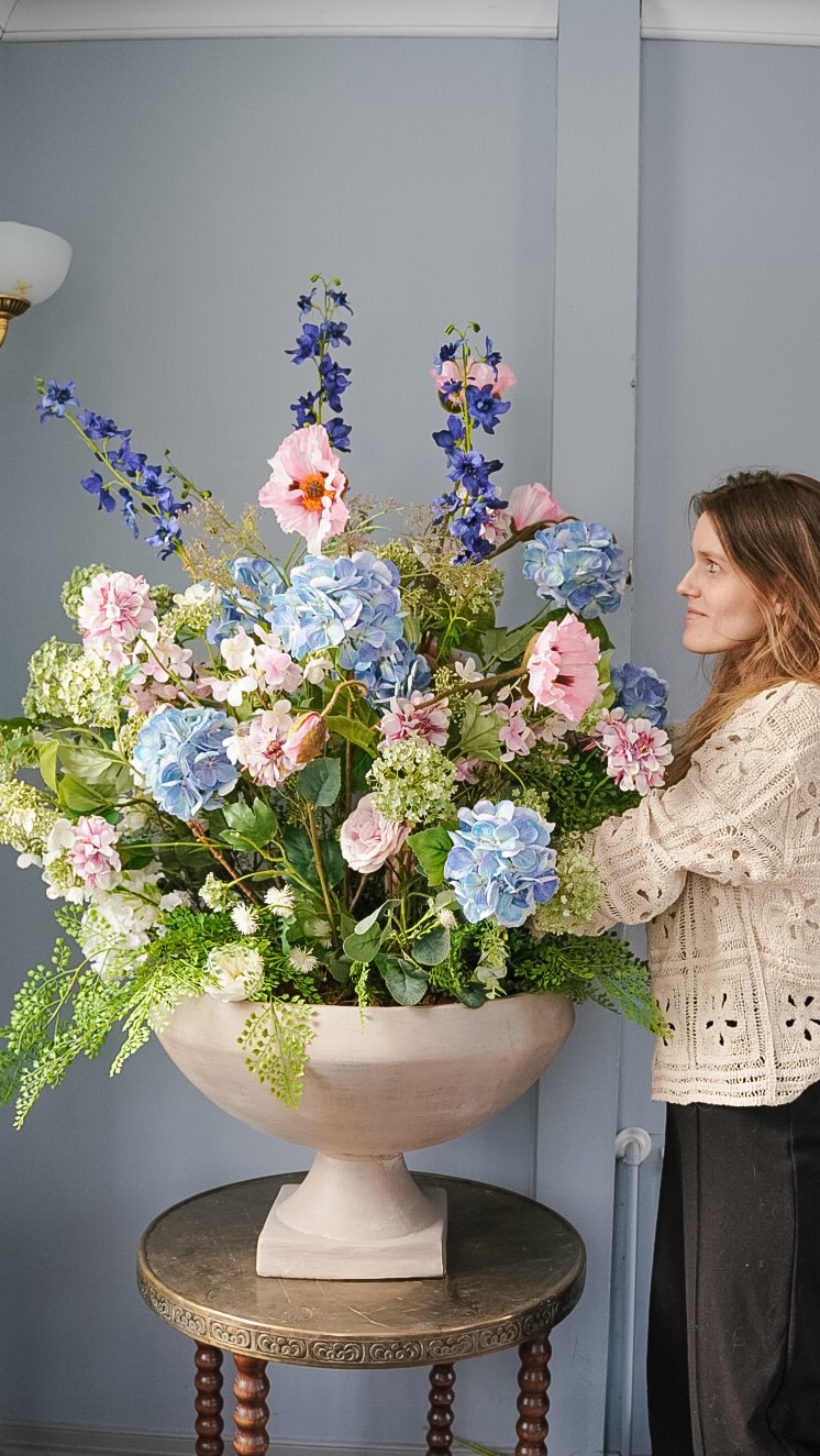 Pienikin muutos voi muuttaa koko tilan tunnelman ✨
Kävimme vaihtamassa uudet silkkikukka-asetelmat asiakkaamme tiloihin ja samalla ilme muuttui talvesta kesää kohti.
On aina ihana nähdä, miten kukat luovat tilaan taas uudenlaisen tunnelman.
Toteutamme yrityksille sesongin mukaan vaihtuvia silkkikukka-asetelmia, jolloin tila saa säännöllisesti uuden ilmeen ilman, että kukista tarvitsee huolehtia.
Asetelmat suunnitellaan aina tilaan sopiviksi, ja vaihtoväli voi olla esimerkiksi muutaman kuukauden välein tai harvemmin, täysin toiveiden mukaan.
Haluaisitko yhtä näyttävät asetelmat omaan yritykseesi? Laita meille viestiä, niin suunnitellaan sopivat kokonaisuudet 💌
#silkkikukat
#yrityssisustus
#rivinsilkkikukat