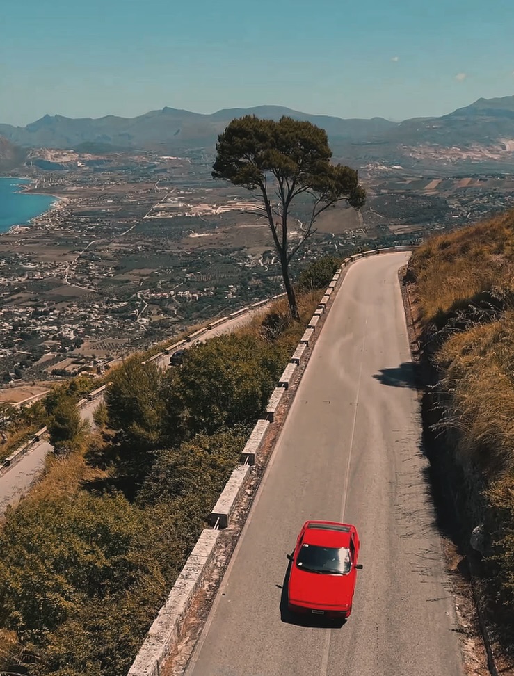 Vedere le cose dall’alto ci ricorda quanto sia vasto il mondo e quante strade ci siano ancora da esplorare.
L’augurio per questa Pasqua è di non smettere mai di lasciarsi sorprendere dalla bellezza di qualsiasi cammino percorriate. Buone feste a tutti voi 🐣🌈
#TrapaniMonteErice #BuonaPasqua