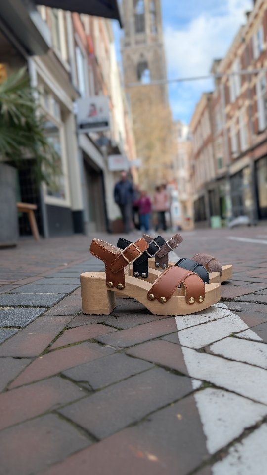 Klompsandalen met een twist ๐ค
Houten zool, maar verrassend flexibel.
Wel de hoogte, niet het hak-gevoel.
Dankzij de plateauzool loop je zรณ comfortabel!
Welke kleur is jouw favoriet? ๐๐ผ
๐ฆWij verzenden ook, stuur ons gerust even een berichtje