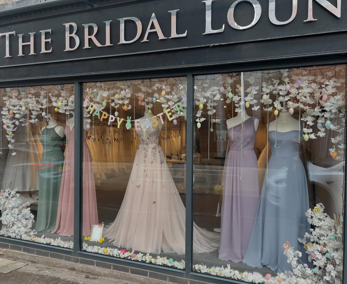 Happy Easter! Enjoy the Bank Holiday weekend break everyone and eat lots of chocolate xxx 🐣 🐰 🌷
Beautiful Summer from @sinceritybridal takes centre stage in our Easter display alongside pretty maids from Sorella Vita in shades of Evergreen, Desert Rose, Dusty Lavender and Windsor Blue 💚🩷💜🩵
#thebridalloungenewcastleunderlyme #weddingdress #bridesmaidsdresses #happyeaster #springwedding