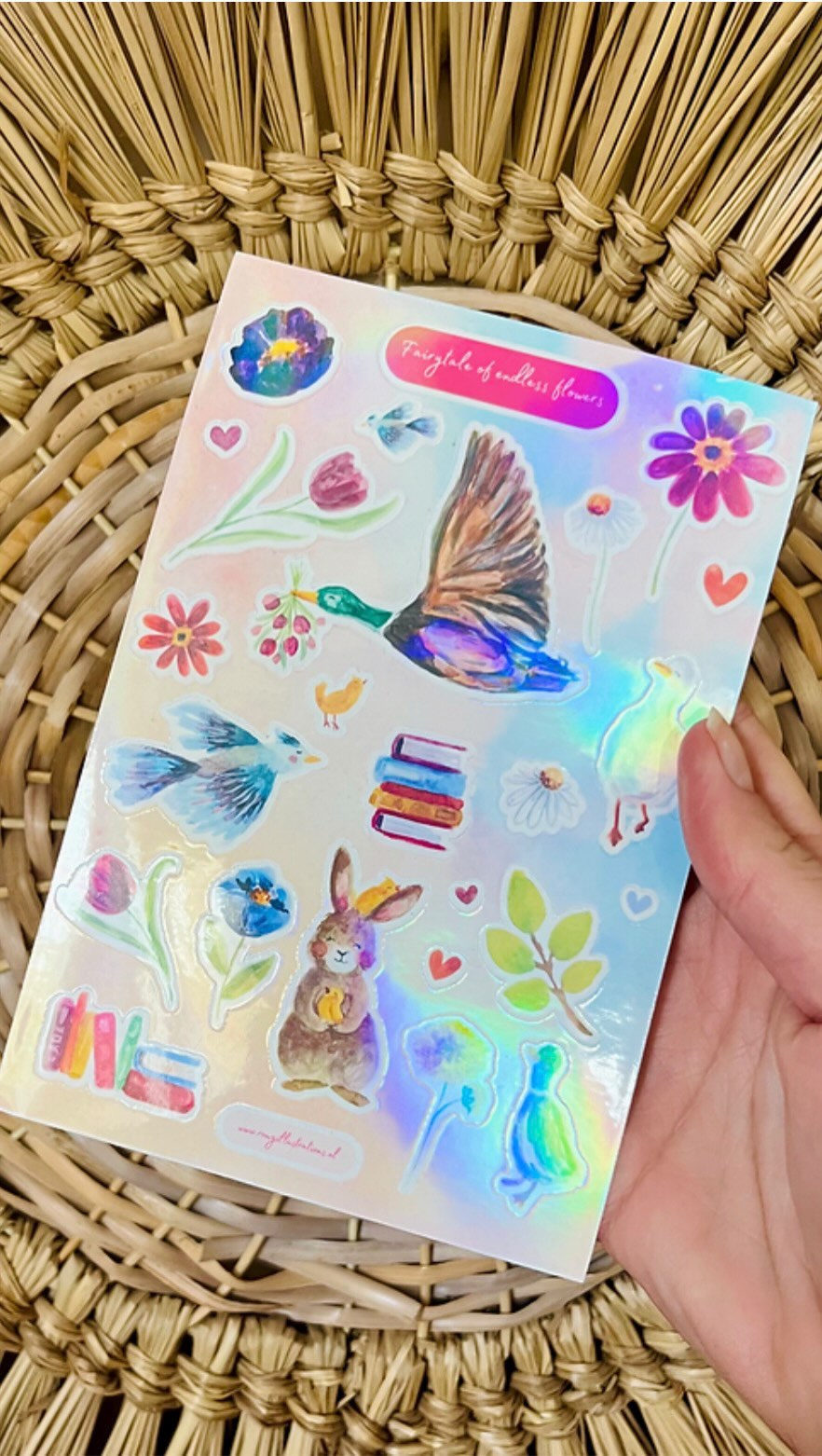 💥Sodeju, wat had ik me hierop verkeken🤪
Het maken van producten uit eigen productie is veel lastiger dan je denkt! Tenminste, dan ik als creatieveling “die zoveel maakt” dacht te kunnen maken. Machines die niet helemaal lekker met elkaar communiceren maakt het toch wel heel lastig, dat is wat anders dan een fout maken met schilderen 😅 nu moet ik maar zie hoe ze wel doen wat ik wil, maar ach, er zijn er heel veel mislukt, maar ook heel veel wel gelukt. Het is een leerweg, eentje van ambacht en ambitie voor handgemaakte producten💜 en hopelijk voel jij als klant dat net zo, mooie producten van een kleine ondernemer, die elk product perfect probeert te krijgen met heel veel geduld en “opnieuw”🥰
#romyillustrations #romyillustrationsstationary #stationery #stationeryaddict #stationeryaddict