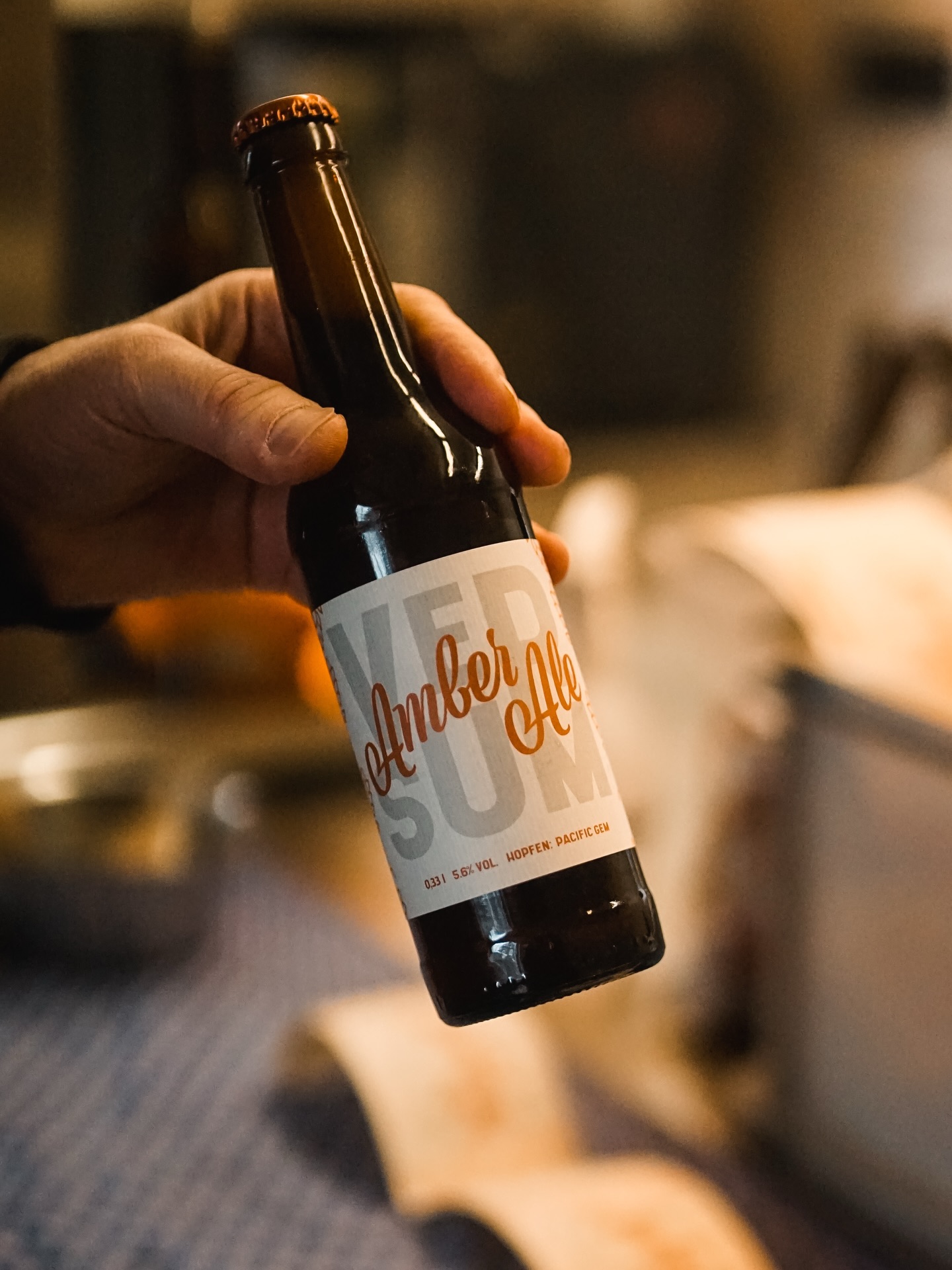 Ein Blick hinter die Kulissen: Abfüllen in der Handwerksbrauerei. 🍺 Hier passiert echte Handarbeit. Beim Abfüllen unserer Biere zählt jeder Handgriff - mit viel Liebe zum Produkt.
Kein industrielles Tempo, sondern echtes Handwerk. Wir nehmen uns die Zeit, die unser Bier verdient 🤍.
Qualität, die man schmeckt!