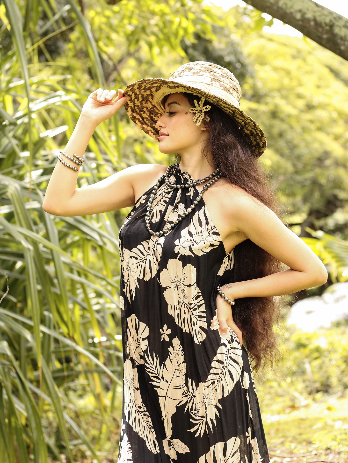 A quiet entrance, a lasting impression✨ @kuukupau
Shop our Tahi Papale available NOW🧺
Visit our website
Link in bio🌴
🌴 #tahitianwoventhings 🧺 #raraawoven
✨ #wovenhats #wovenbags #tahitianwovenhats #tahitianwovenbags