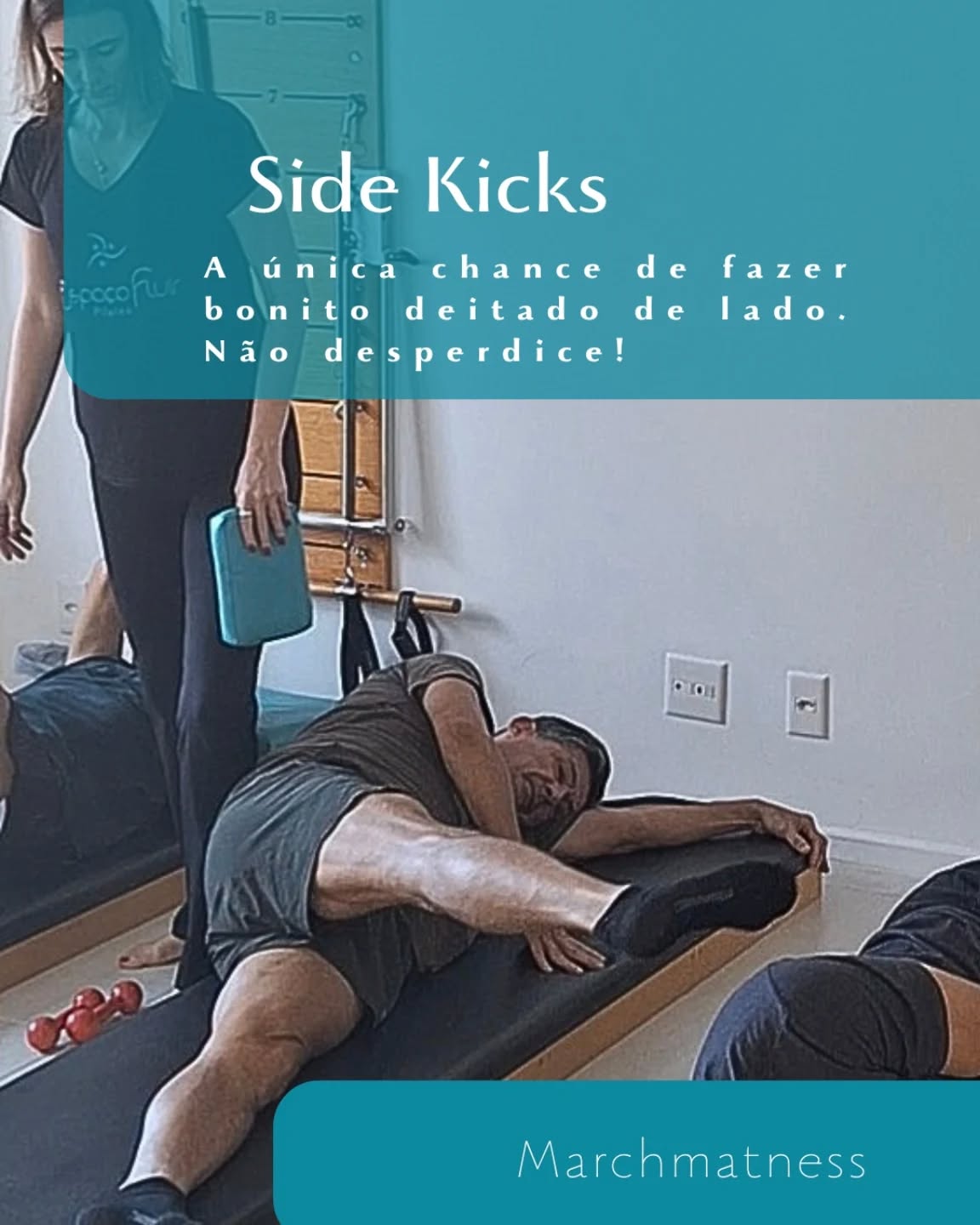 O Side Kicks é aquele que o povo balança a perna pra lá e pra cá e o corpo vai junto. Tipo, moleza... Dos seus músculos preguiçosos!!!
Pois é, do nada, ficamos de lado e aí o chão não pode mais nos deixar retinhos e nem nos dizer quando não estamos. Primeira dificuldade - alinhamento.
Depois é alcançar com as pernas. Não é para frente e para trás, nem para cima e para baixo, mas para longe e pra frente, longe e trás, longe e alto, longe e volta. Segunda dificuldade - crescimento.
O ideal é fazer a perna mexer pelo centro e não pela extremidade, mas perna não é extremidade? É. E daí? Terceira dificuldade - achar o centro.
Às vezes gosto de usar um exercício mais avançado para explicar o centro de um menos avançado. Claro, que só funciona para alunos que já conhecem os exercícios. Então, pense no Leg Pull e Leg Pull Front e como fazemos a perna subir pelo centro, porque se for apenas pela perna a gente desaba. Agora transfere para o Side Kicks. Lança a perna para longe e para frente como no Leg Pull pela barriga sem deixar a bacia desabar e para longe e para trás como no Leg Pull Front pela bunda e crescendo muito e sem deixar a barriga desabar. Experimenta aí. Se torna outro exercício. Intenção muda tudo.
Para os alunos que não conhecem o Leg Pull ainda. Podemos pedir para eles arrastarem o pé lá na parede da frente e quando forem atrás crescerem a perna num sentido e o topo da cabeça em outro. Pra cima raspando o pé no teto, pra baixo fazendo a perna chegar maior que a outra...
Na foto, coloquei a perna atrás da bacia do meu aluno para ele entender que a bacia fica na minha perna na flexão da coxa e na extensão eu faço uma barreira para a bacia dele não desabar para trás. Preciso engessar o aluno? Não, mas antes de dar asas, preciso fazê-lo entender o propósito do exercício.
No mais, sempre tem o Cadillac com suas molas, não se esqueçam disto. Molas achatam se não vencermos elas e com isso aprendemos a crescer. Molas dão resistência e resistência é feedback que nos ajuda a encontrar o centro.
Parceiro @equipilates_oficial