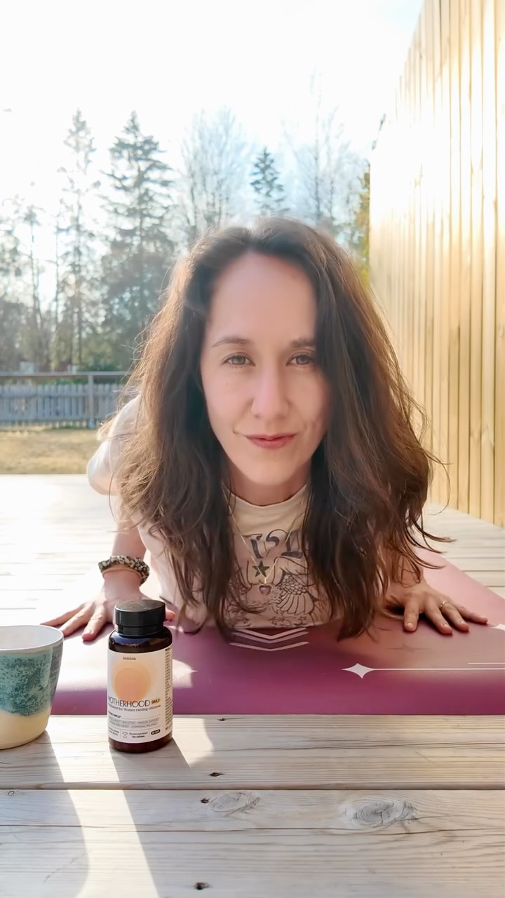 Det tog tid för mig att känna mig som mig själv igen efter att jag blev mamma…
Jag var ofta trött, kände mig ur balansoch försökte samtidigt vara närvarande hela tiden.
Så jag började stötta kroppen mer –inte bara genom yoga och återhämtning,utan också genom små dagliga ritualer ✨
Just nu använder jag Motherhood Daily från Lemira –mitt lilla stöd inifrån i vardagen 🤍
För mig handlar det om att hitta de saker som ger mig energi, balans och känslan av att hitta tillbaka till sig själv.
Om du också känner igen dig – glöm inte att ta hand om dig själv! De Motherhood Daily är du ett steg på vägen 🤍