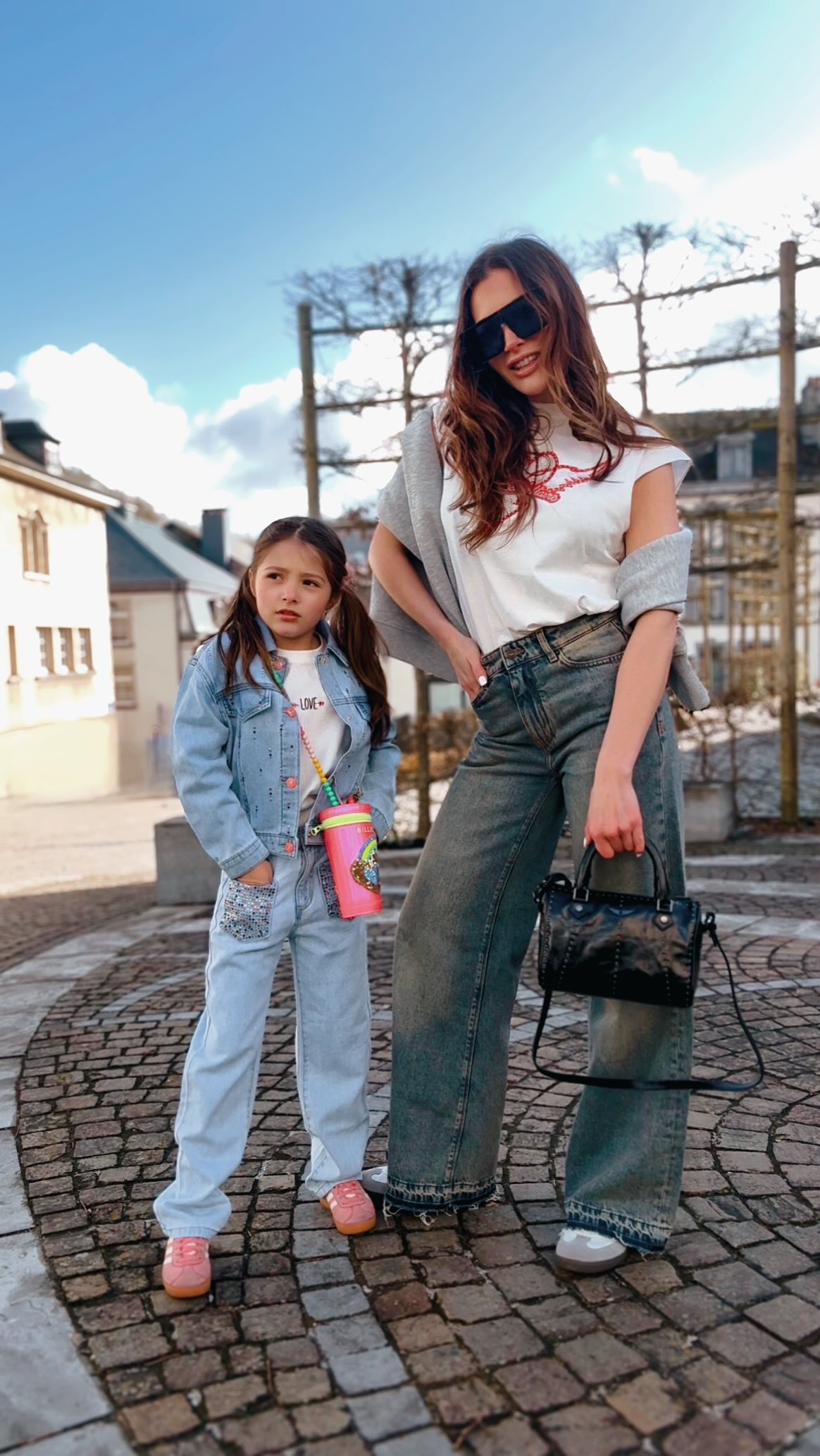 On n’a peut-être pas la même playlist dans les oreilles… 🎧
mais niveau style, on parle exactement la même langue. 🤩
Mini muse en 100% VILLE NEUVE, maxi attitude pour moi en 100% LOULOU.
Deux univers, une seule certitude : le look fait l’unanimité.
Vous êtes team Villeneuve, team LOULOU… ou les deux ? 👀✨
#loulouluxembourg #villeneuvestyle #matchymatchy #motherdaughterstyle #ootdinspo