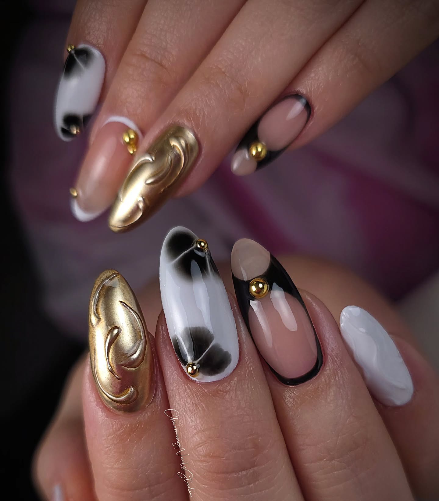 Obsessed with this luxe set ✨
Black, white & gold details for a bold yet elegant finish—because your nails should always make a statement 💅
#luxurynails
#nailart
#gelnailsaddict
#alliston
#overlays