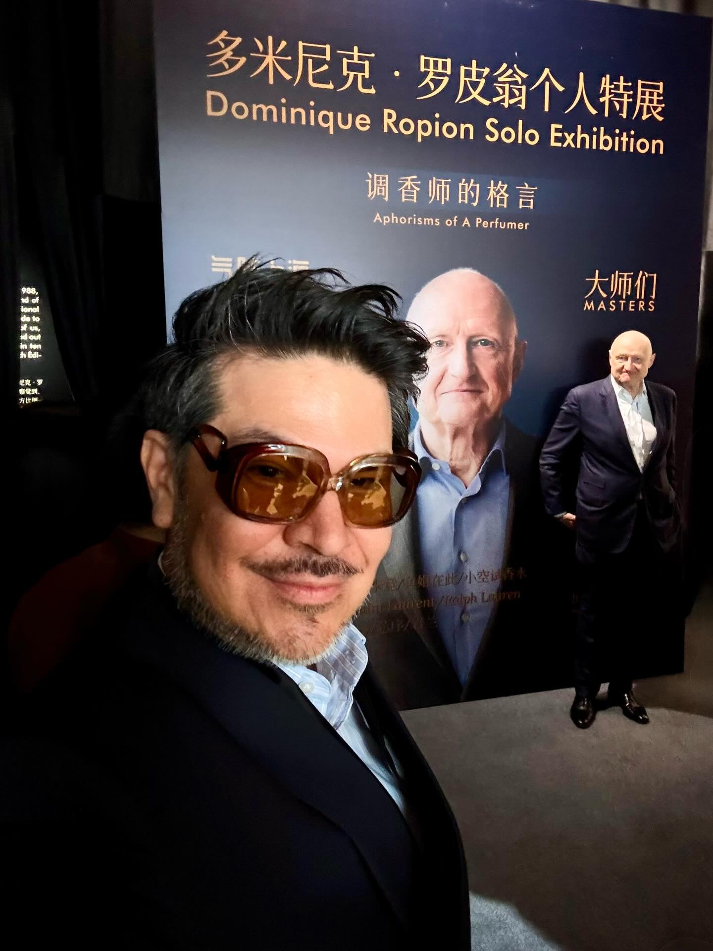 Primer día en @notesshanghai Notes Shanghai/Boundless!
Llegué justo a tiempo para ver y oler toda la exposición de Dominique Ropion “Aphorisms of a Perfumer” antes de la rueda de prensa y la ceremonia de apertura, y alcanzar a hacerme un selfie muy simpático con Monsieur Ropion antes que empezara toda la locura!
Mis más sinceros agradecimientos por la cálida bienvenida que me dio Grace Xiaofang en representación del equipo de Notes Shanghai 🫶🏼
Luego me pasé por la expo organizada por la Osmotheque : “The Odyssey of Perfume History”, un recorrido por las familias olfativas en perfumería, empezando por la primera creación más representativa de cada una , avanzando a través de las siguientes décadas, presentando así cómo han evolucionado y se han adaptado a los gustos de cada época.
Luego olisqueando me encontré un perfume de una casa nueva de Shanghai que destacó por su sencillez: Under the Osmanthus Tree by Vanchaly, que aunque gira entorno al repetitivo tema del osmanthus, me recordó el fin del verano en Shanghai!
Luego me llamaron la atención otras creaciones chinas como Early Summer Morning by Wisdom Weel, Wild Lilly of The Valley by Unemotional y Essence N.3 y N.4 by Stellar Essence, las encontré propositivas y muy representativas del estilo de perfumería china contemporánea, con personalidad y sobre todo alejadas del olor a champú o los ya (para mí) clichés del incienso, el té y el osmanthus, tan omnipresentes en la nueva ola de perfumería china
De las marcas internacionales, Musk Cologne de Bortnikoff tiene el equilibrio que encuentro ideal entre la salida cítrica, el acorde floral del corazón y la base almizclada, que ofrece un resultado de mi gusto total y absoluto, sin duda mi creación favorita de la casa! Tampoco pasaron desapercibidas para mí, Chypre de Grand y Café Mystique de la segunda marca de Bortnikoff: Maksim Perfumes. Chypre De Grand tiene un aire clásico y vintage sin caer en el cliché o querer ser una forzada interpretación moderna de un Chypre, y haber identificado a primer olfato en Café Mystique mi café favorito, el Lupak Copi entre un entorno selvático y místico fue lo mejor para cerrar mi primer día en Notes Shanghai!