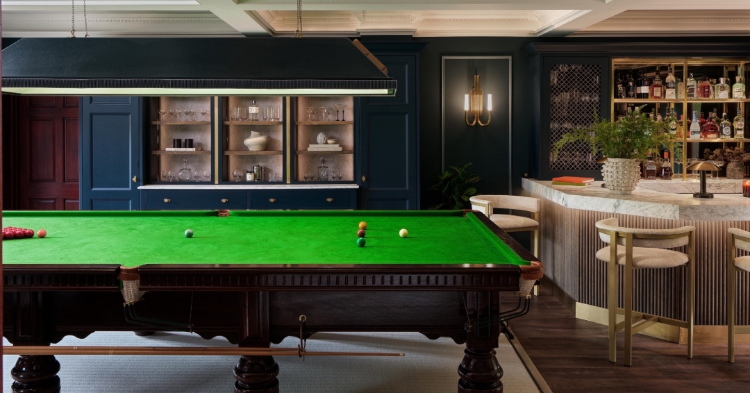 B E F O R E & A F T E R | working with existing architectural features we loved transforming the regal snooker room bar at project Lake House.
For us it was integral to give the room a lift but keeping the heritage charm through rich blues and smart brass finishes.