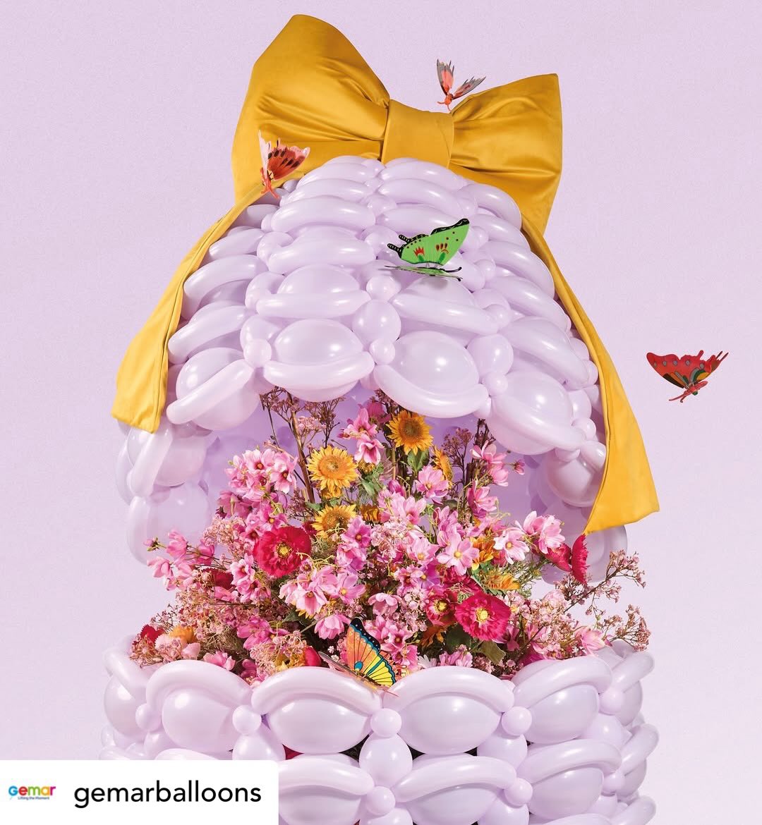 𝐀𝐩𝐫𝐢𝐥 - 𝐄𝐠𝐠 𝐁𝐥𝐨𝐬𝐬𝐨𝐦 🌸
Beauty lies within.
April is the season of blooming, where everything begins again🌱
A balloon egg opening into blossoms becomes a symbol of rebirth, creativity, and fresh possibilities.
Because even the simplest shape can turn into something extraordinary✨
👉🏼Swipe through to explore the materials used and the artist behind this design🎈
Lift, Bloom and Shine✨